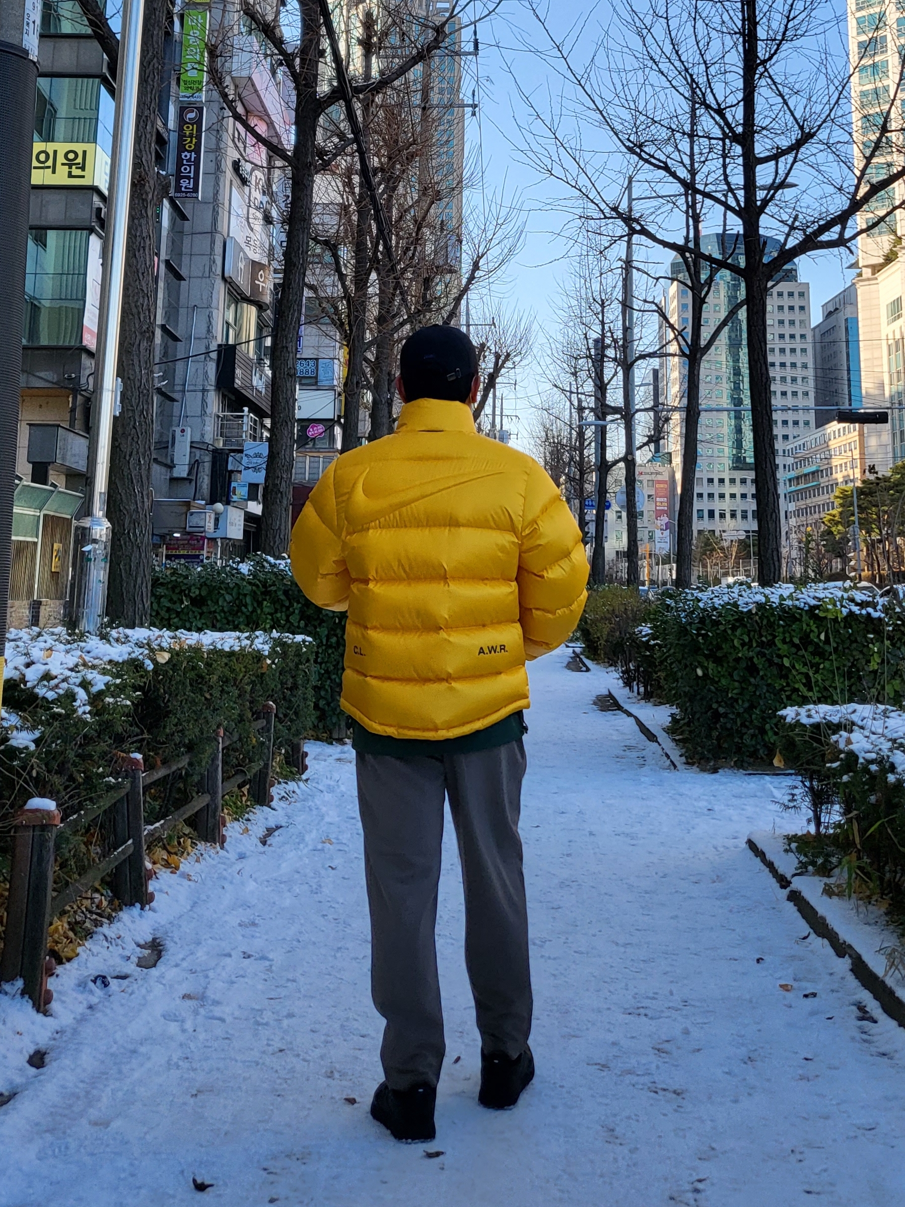 Nike x Drake Nocta Puffer Jacket University Gold - Asia, Nike x Drake Nocta Golf Crewneck Top Green - Asia 착용 스타일 - 2