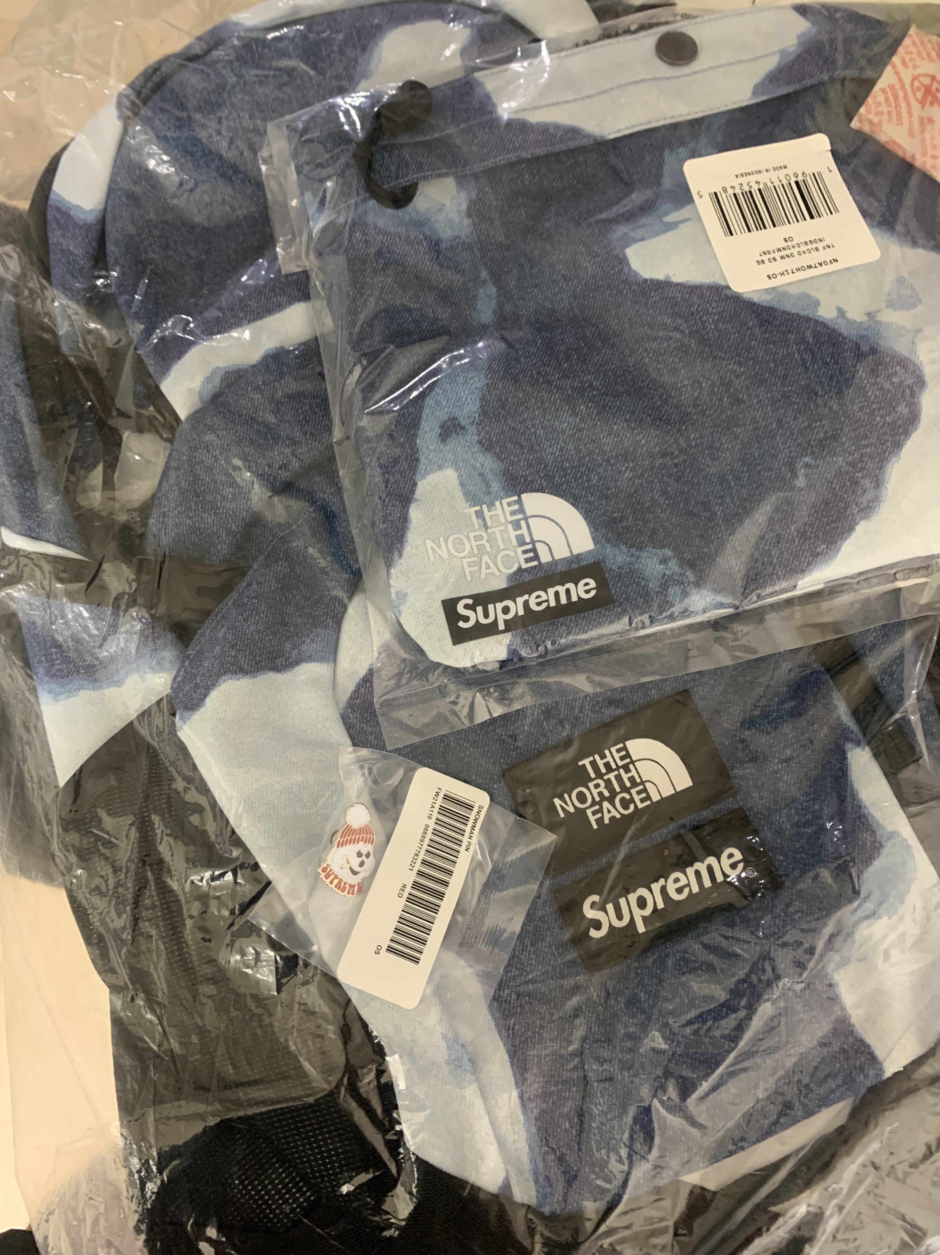 Supreme x The North Face Bleached Denim Print Pocono Backpack Indigo - 21FW, Supreme x The North Face Bleached Denim Print Shoulder Bag Indigo - 21FW 착용 스타일