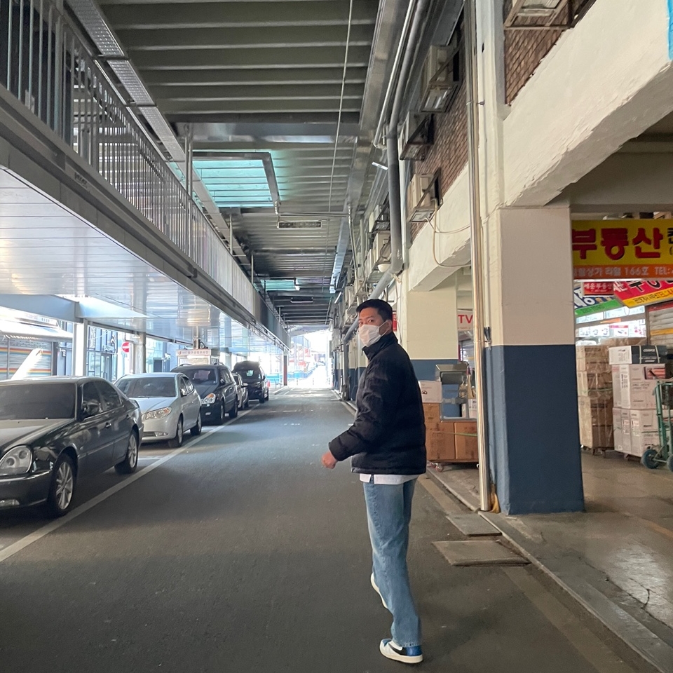 Dior Oblique Down Jacket Black Nylon Jacquard, Jordan 1 x Travis Scott x Fragment Retro High OG SP Military Blue 착용 스타일 - 2