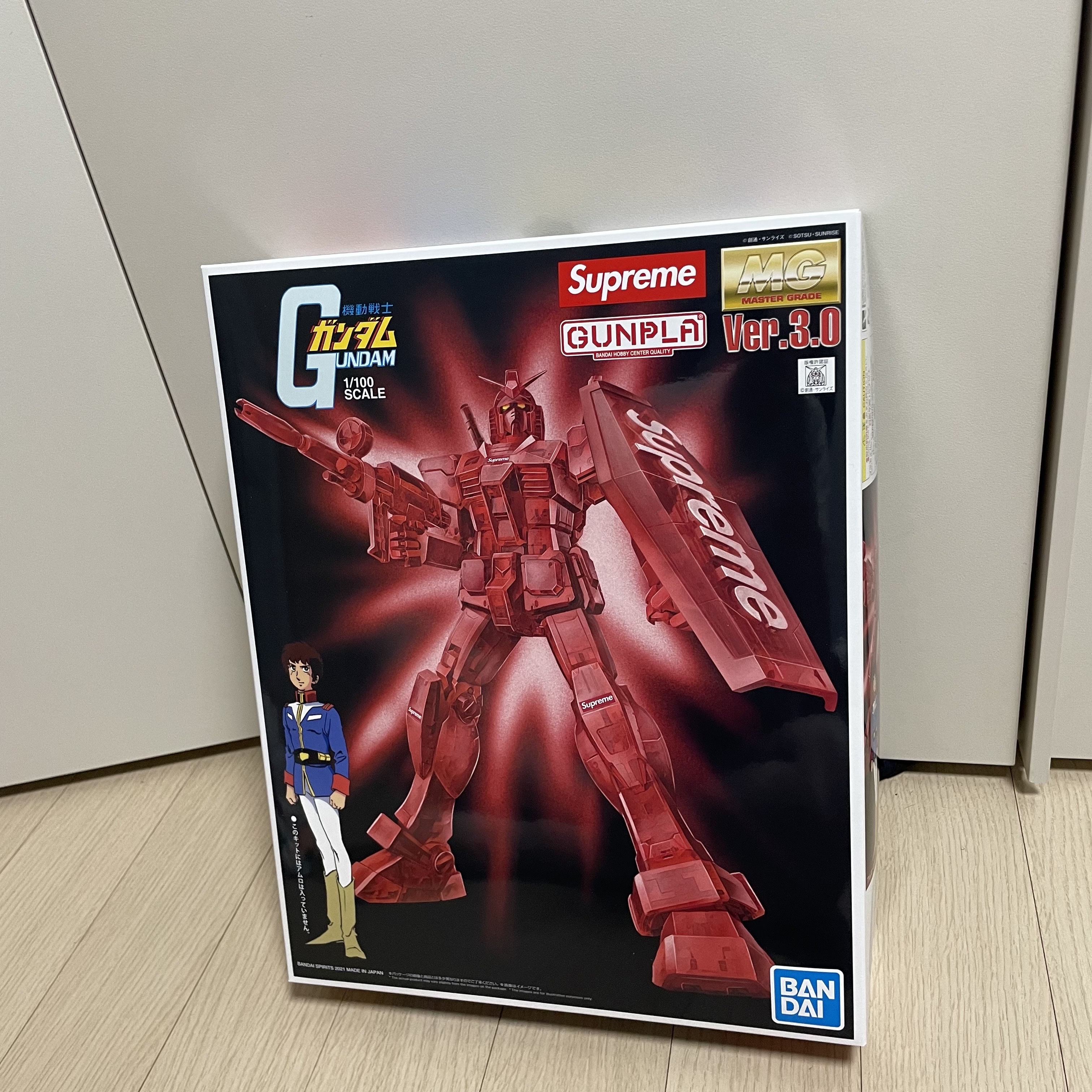 Supreme MG 1/100 RX-78-2 Gundam Ver. 3.0 착용 스타일