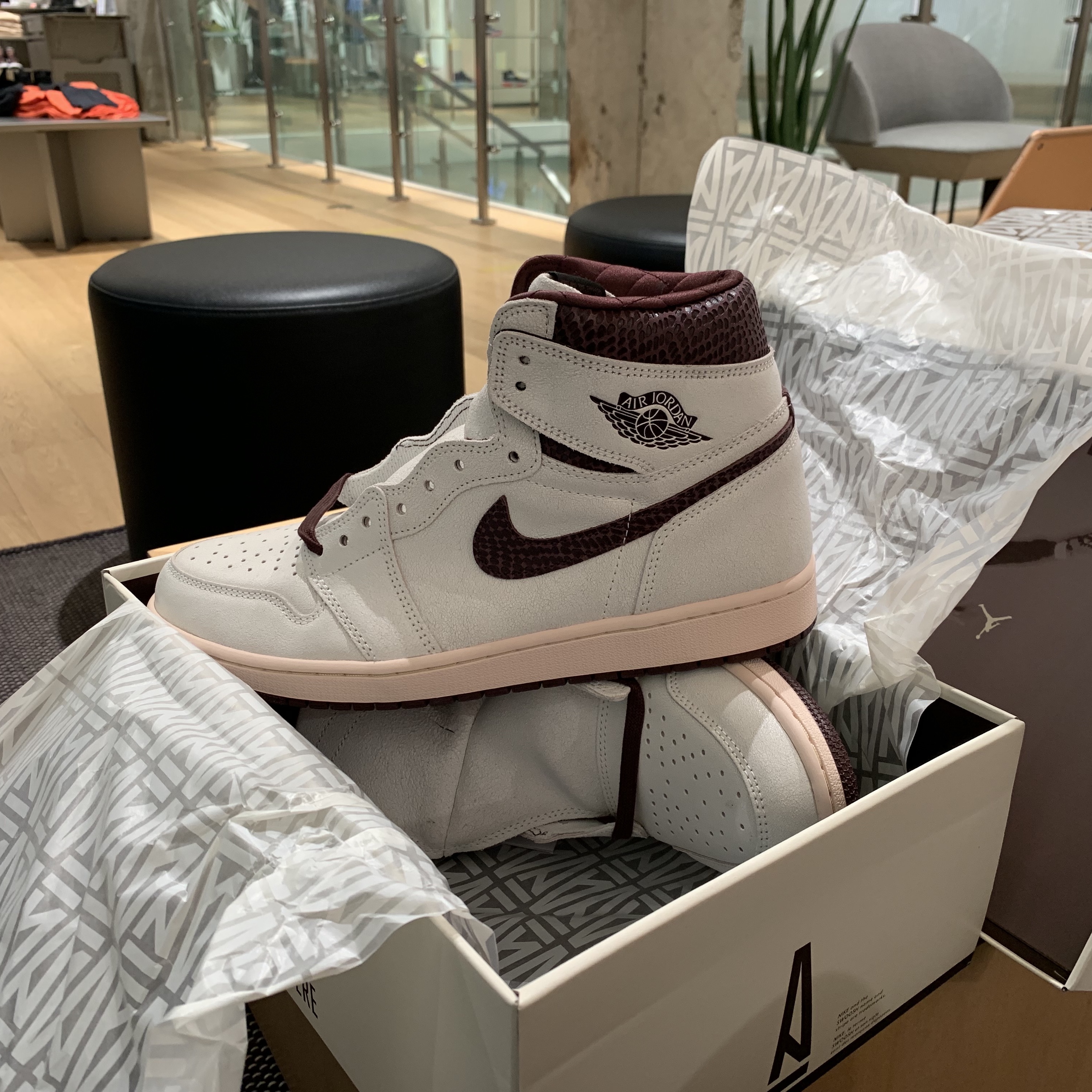 Jordan 1 x A Ma Maniere Retro High OG SP Sail and Burgundy 착용 스타일