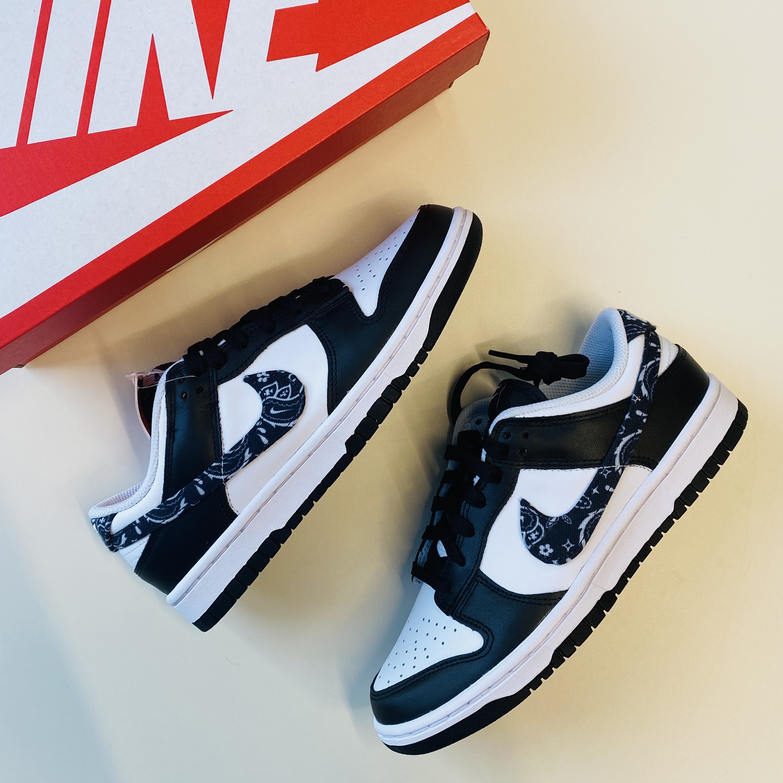 (W) Nike Dunk Low Essential Black Paisley 착용 스타일
