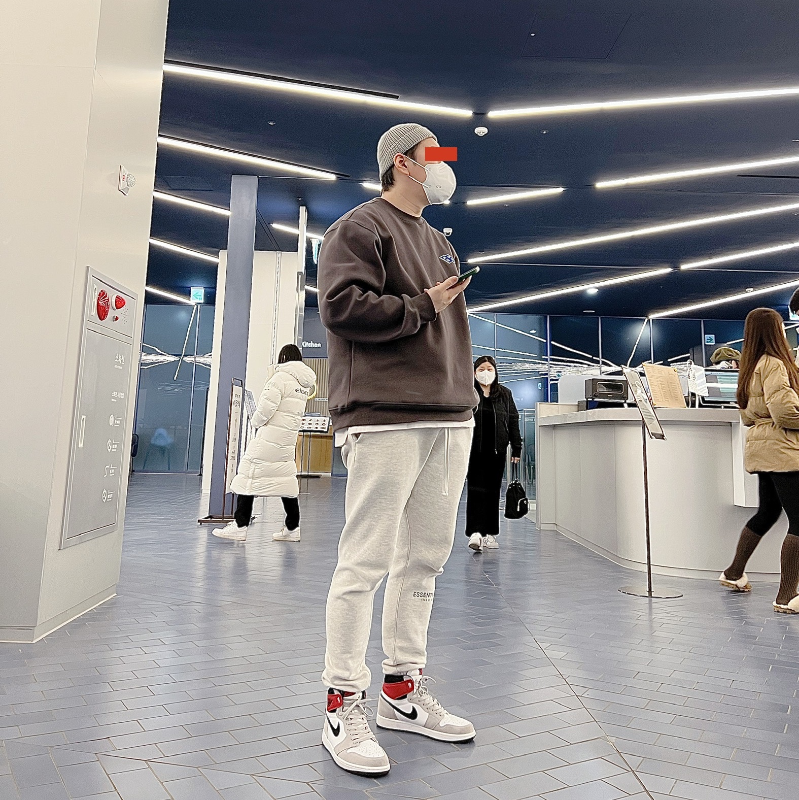 Jordan 1 Retro High OG Light Smoke Grey, Essentials Sweatpants Oatmeal/Oatmeal Heather/Light Heather Oatmeal 2020 착용 스타일