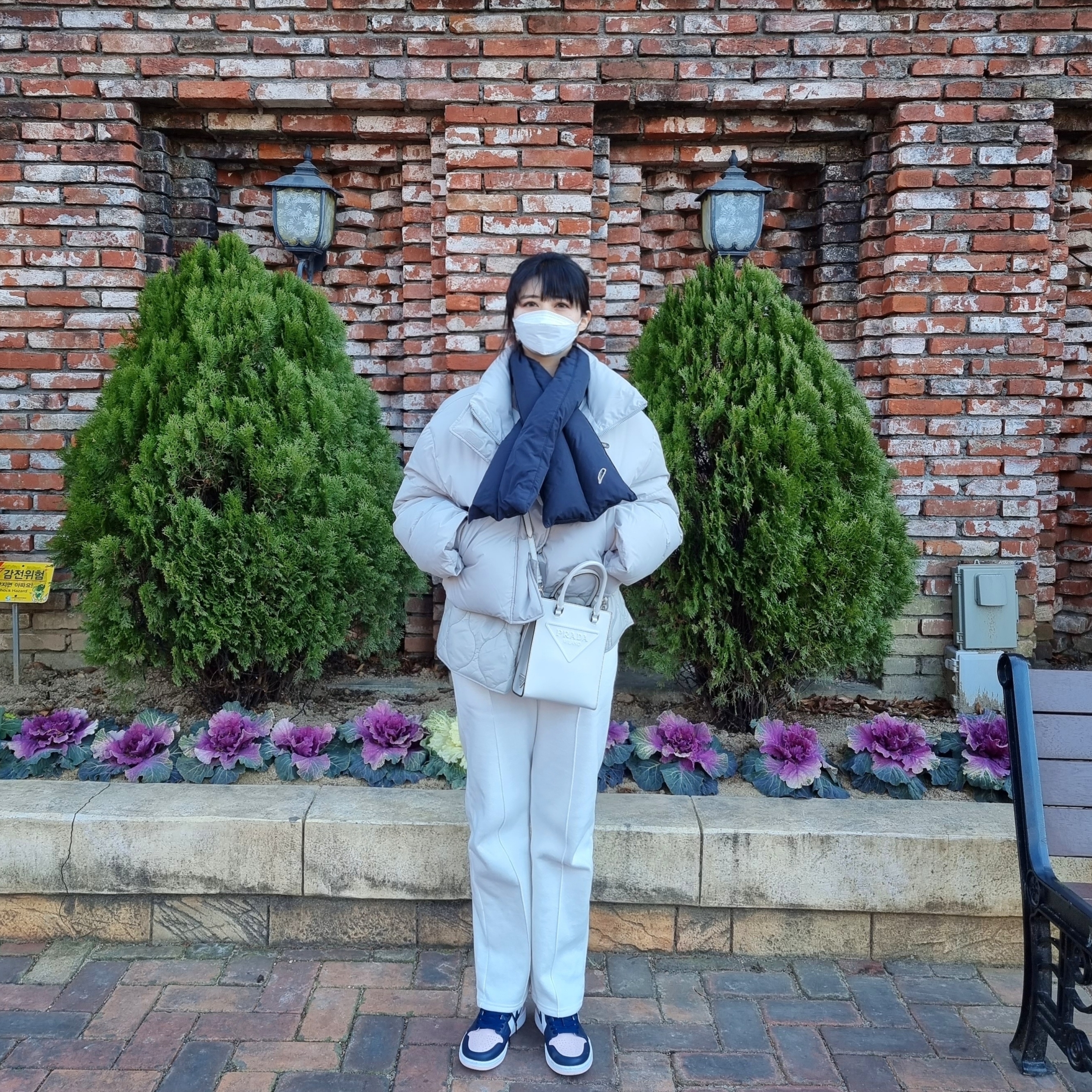(W) Jordan 1 Retro High OG Atmosphere, Prada Leather Handbag White 착용 스타일 - 2