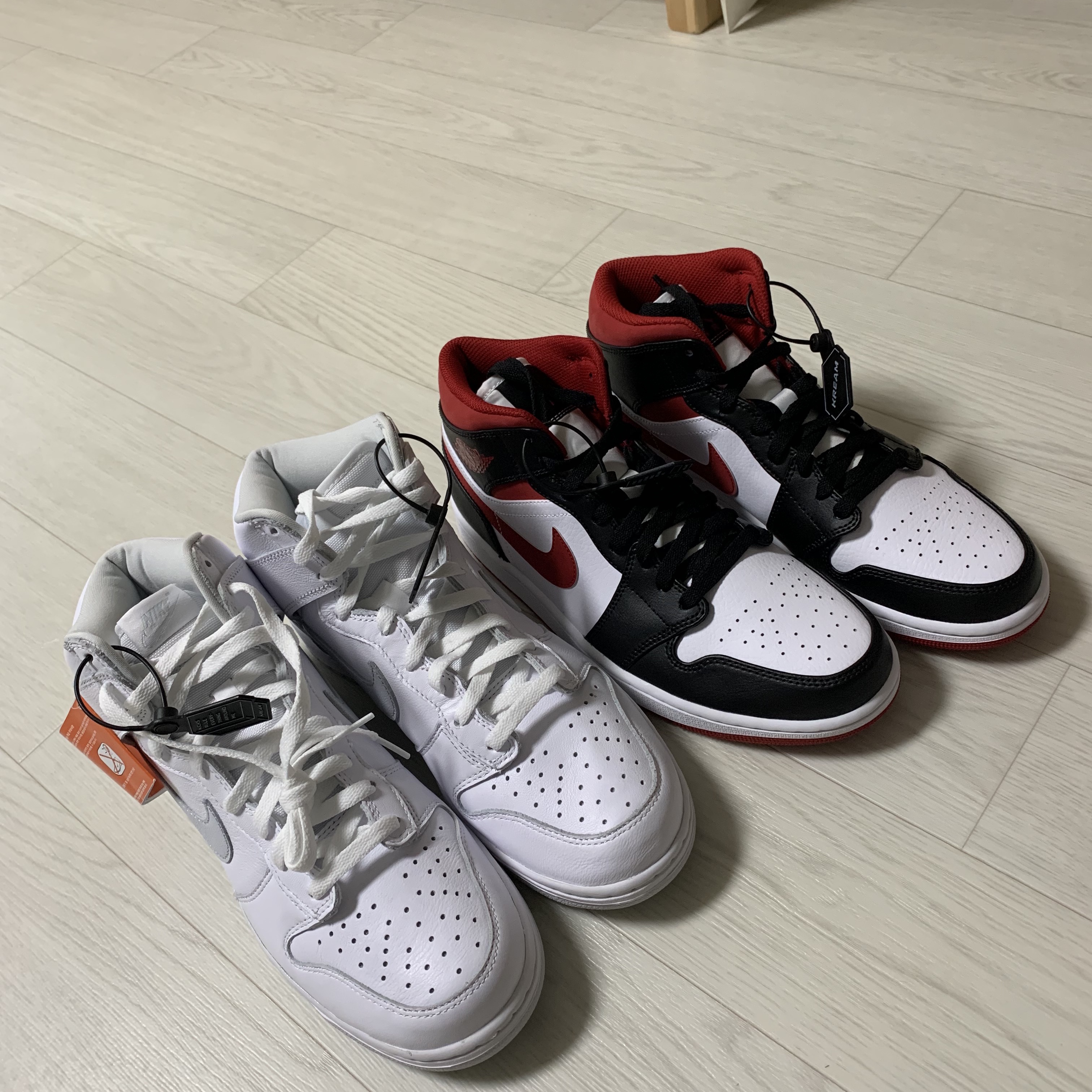 Jordan 1 Mid Gym Red Black White, Nike Dunk High SP Pure Platinum 착용 스타일 - 1