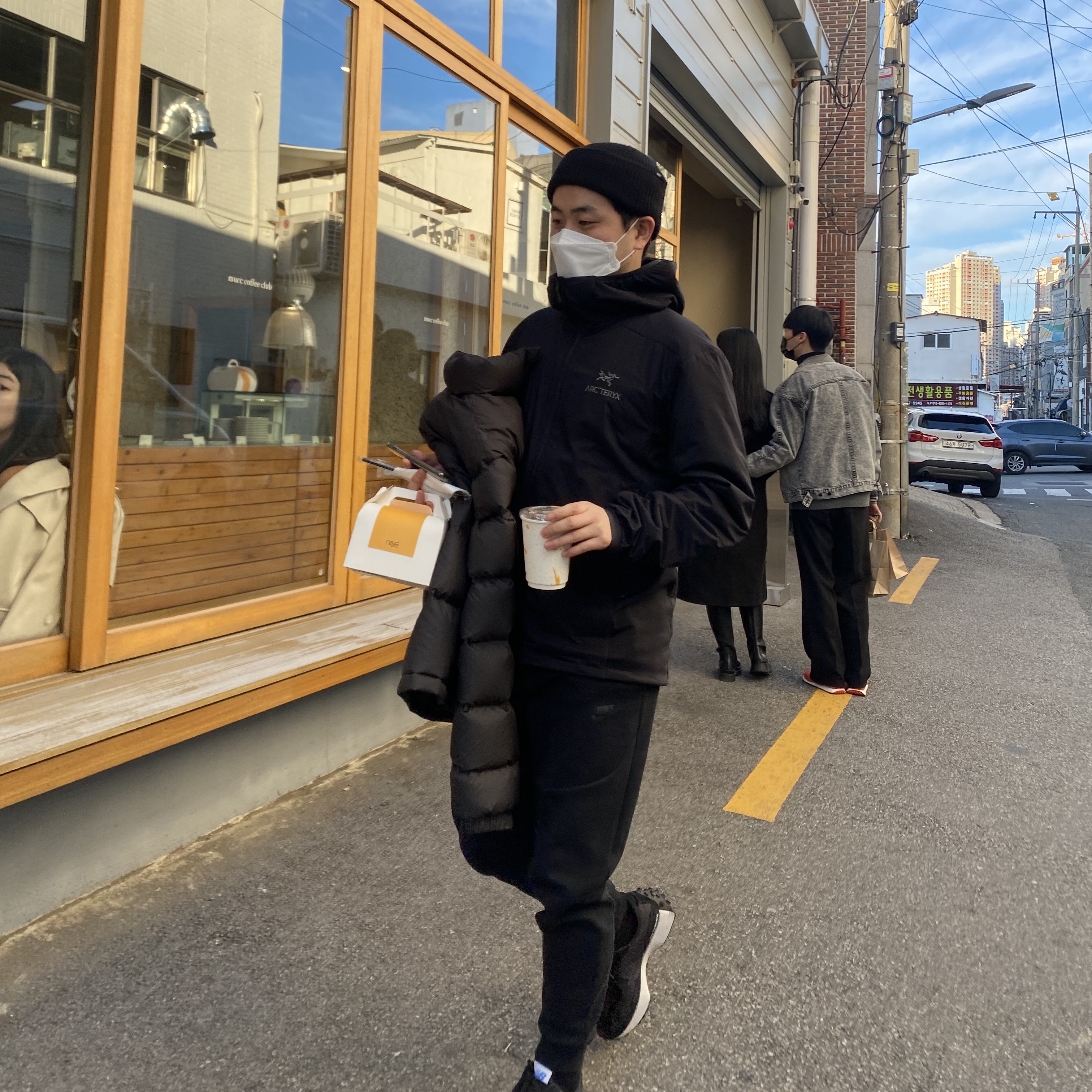 Arc'teryx Atom AR Hoody Black, New Balance 327 Black White 착용 스타일