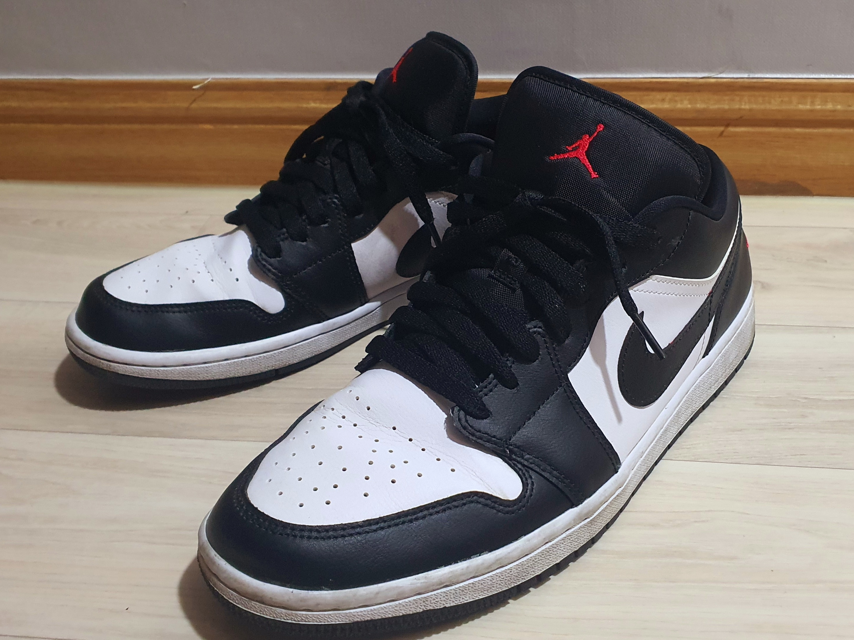 (W) Jordan 1 Low Black Siren Red 착용 스타일 - 2
