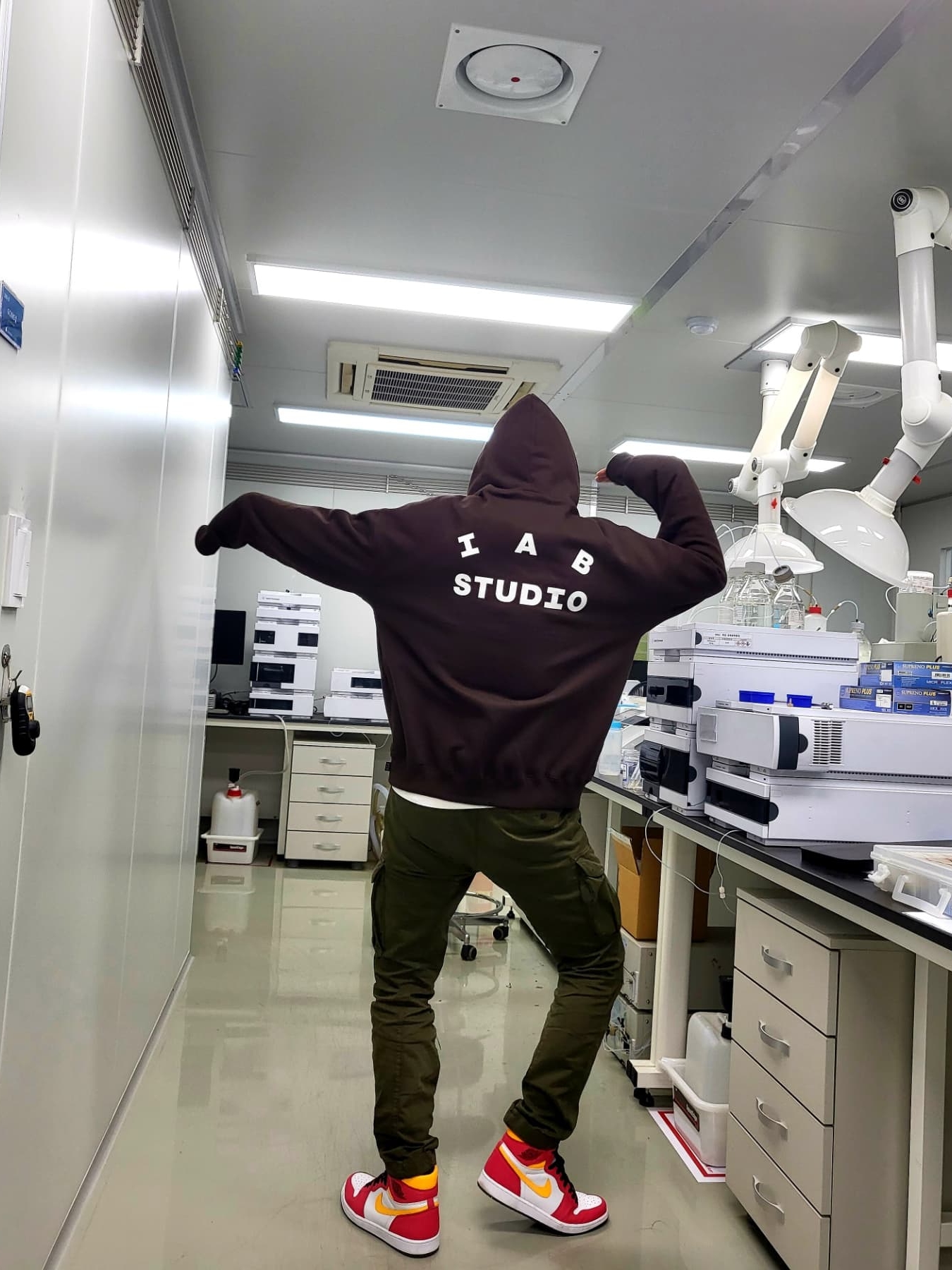 IAB Studio Hoodie Brown, Jordan 1 Retro High OG Light Fusion Red 착용 스타일