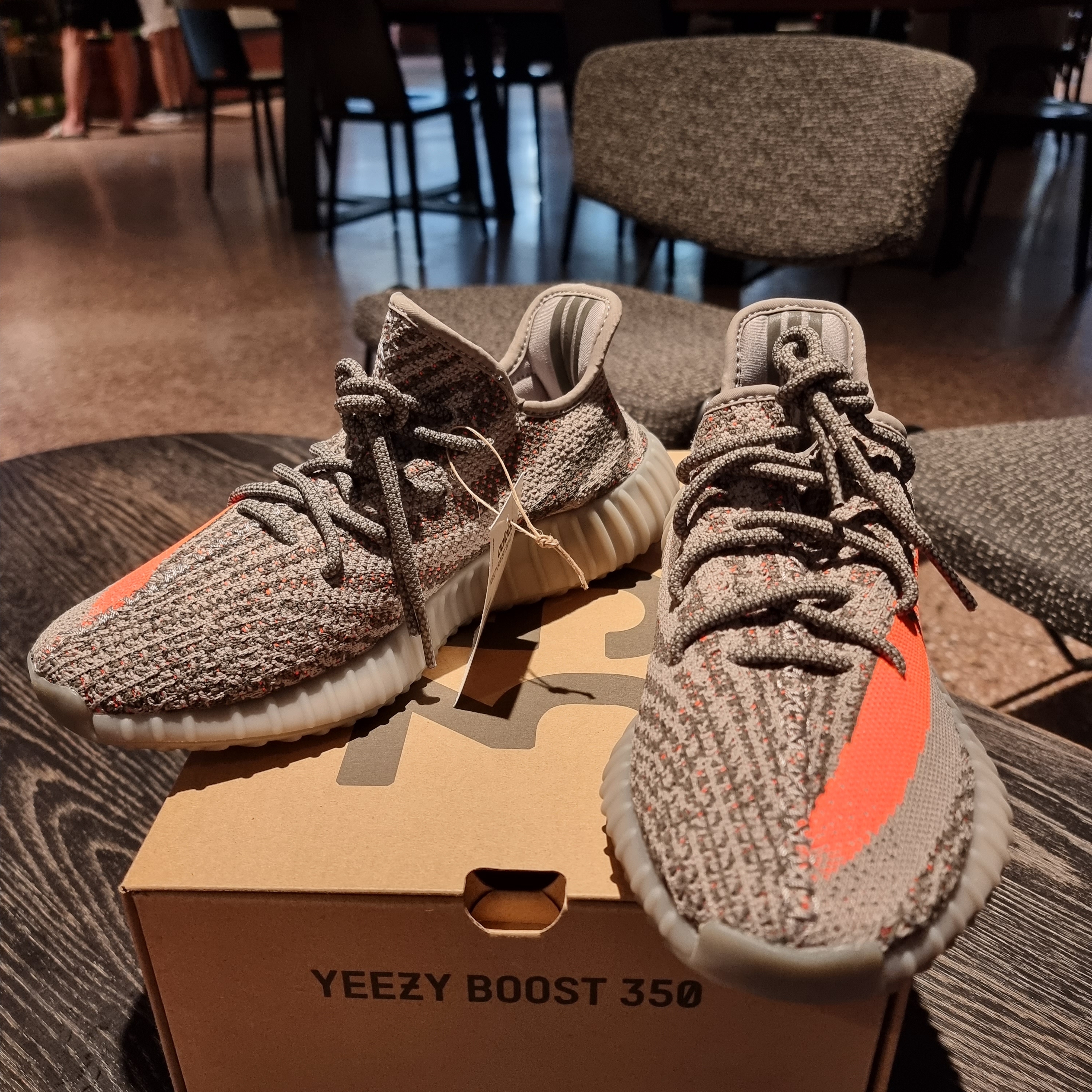 Adidas Yeezy Boost 350 V2 Beluga - Reflective 착용 스타일