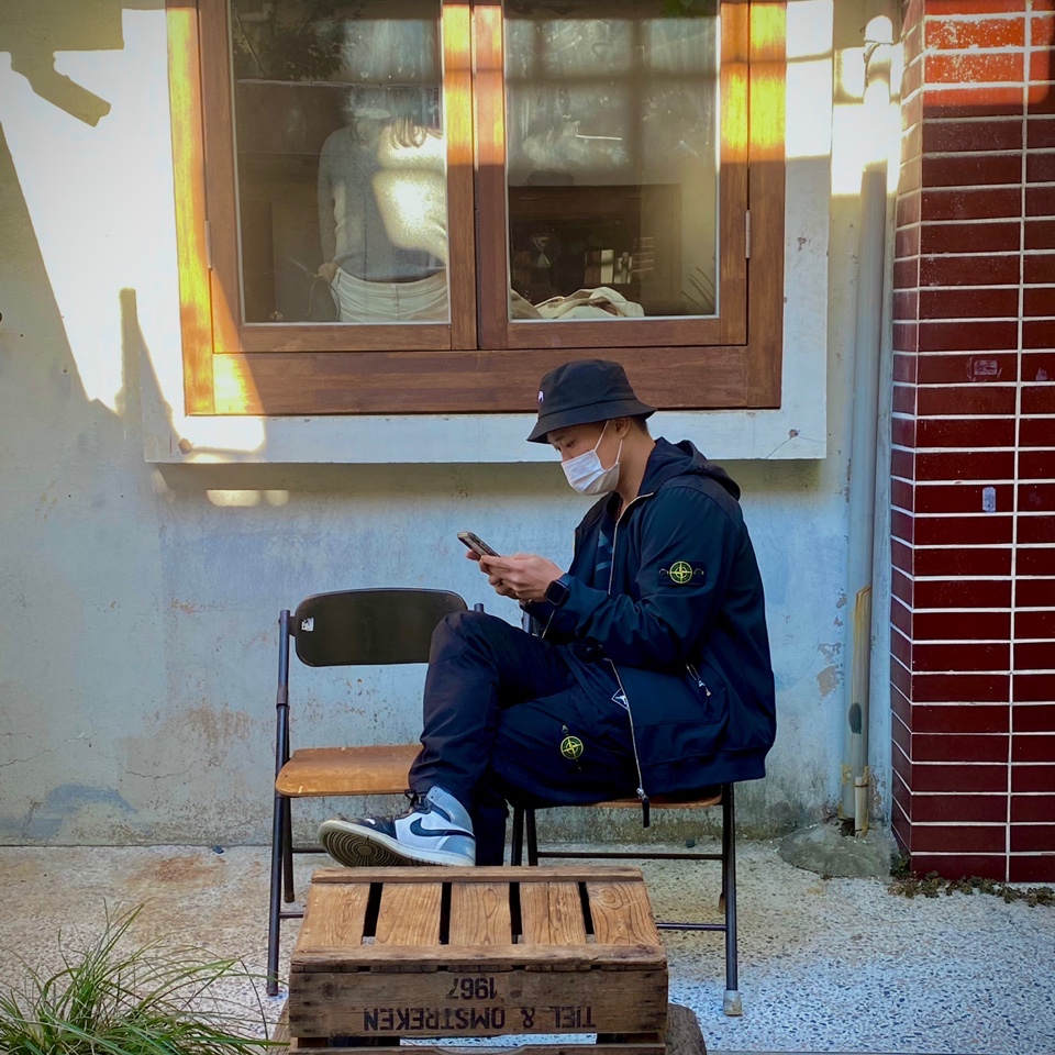 Stussy Stock Bucket Hat Black, Stone Island 40727 Light Soft Shell Hooded Jacket Black - 21SS 착용 스타일