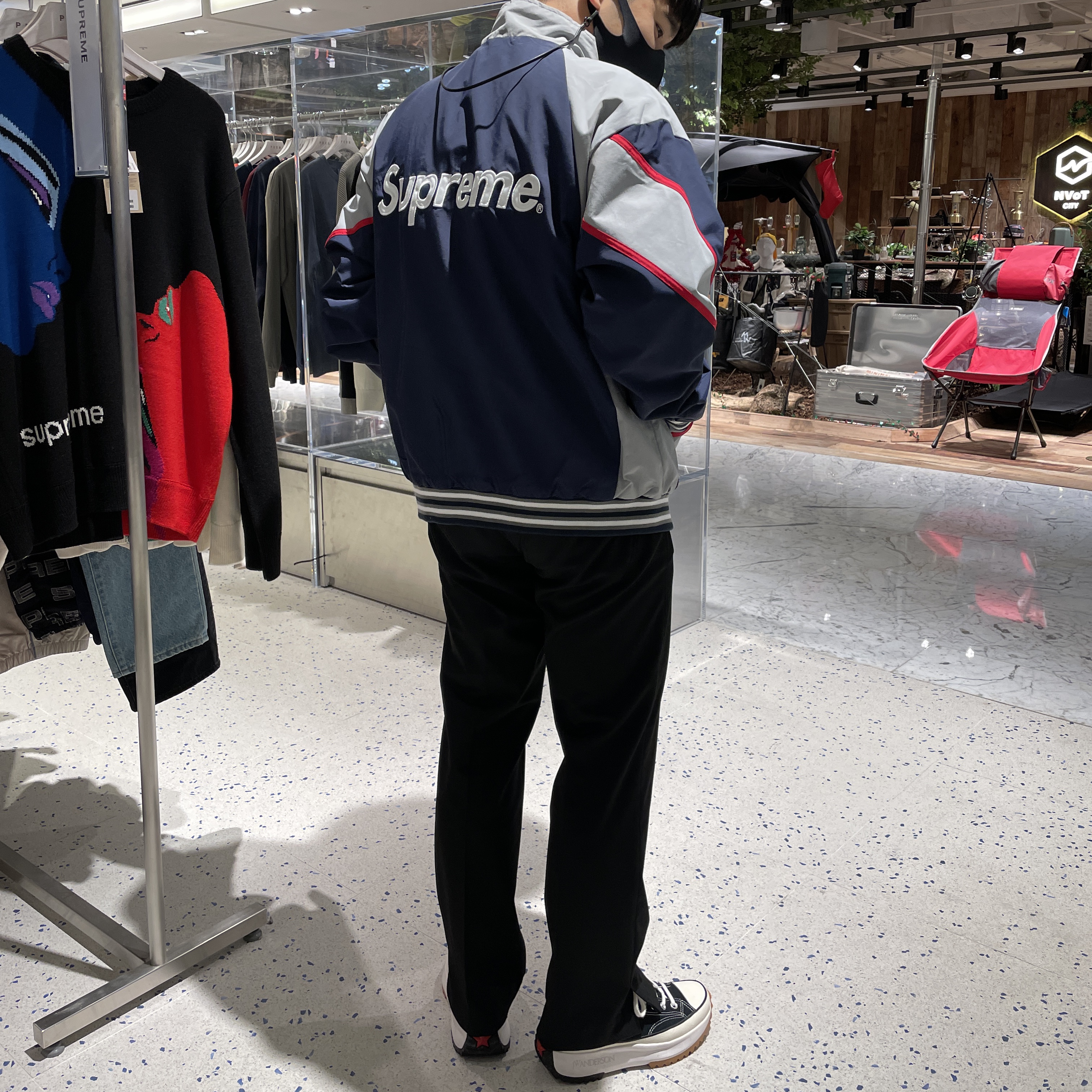 Supreme x New York Yankees Track Jacket Navy - 21FW, Converse x JW Anderson Run Star Hike Hi Black 착용 스타일