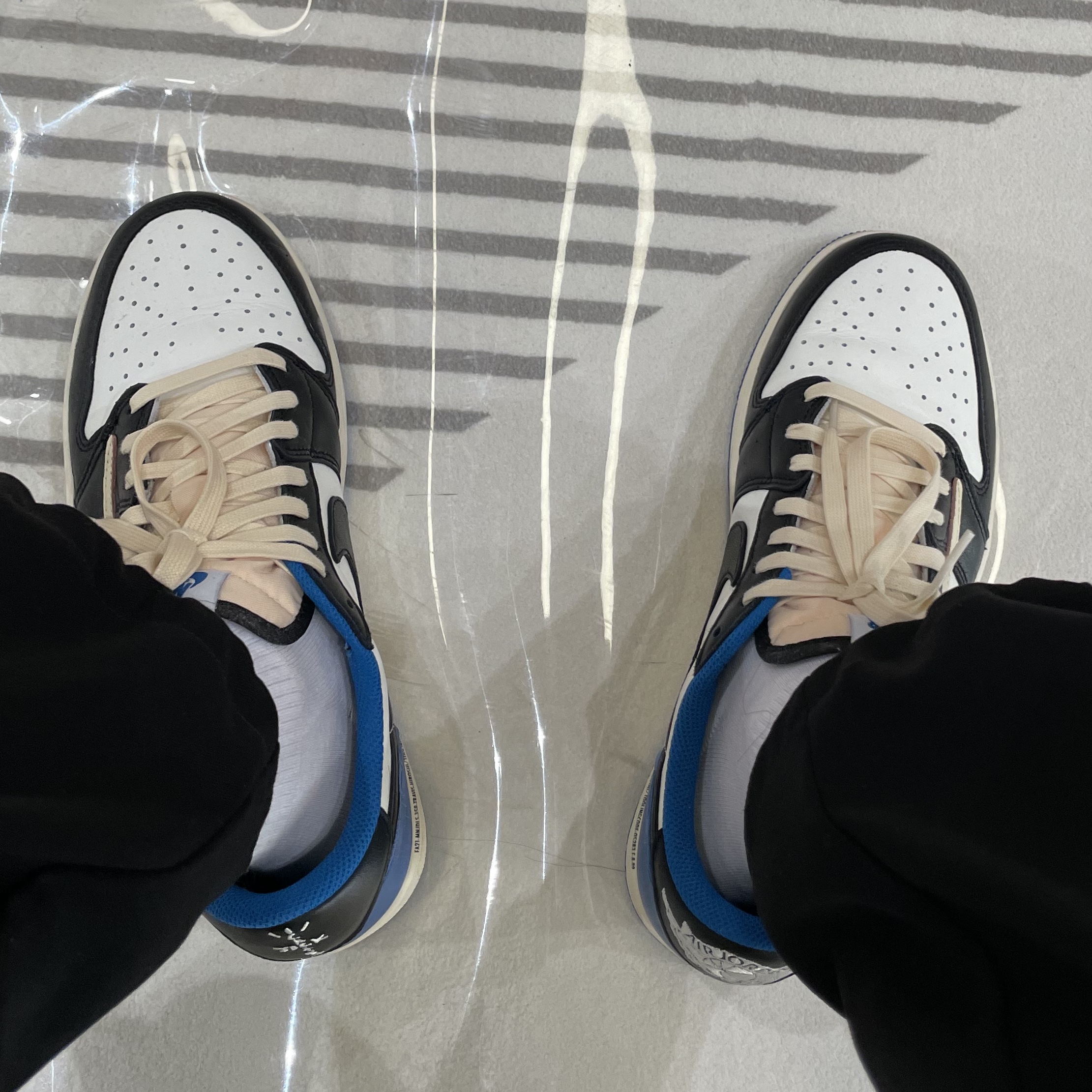 Jordan 1 x Travis Scott x Fragment Retro Low OG SP Military Blue 착용 스타일 - 1