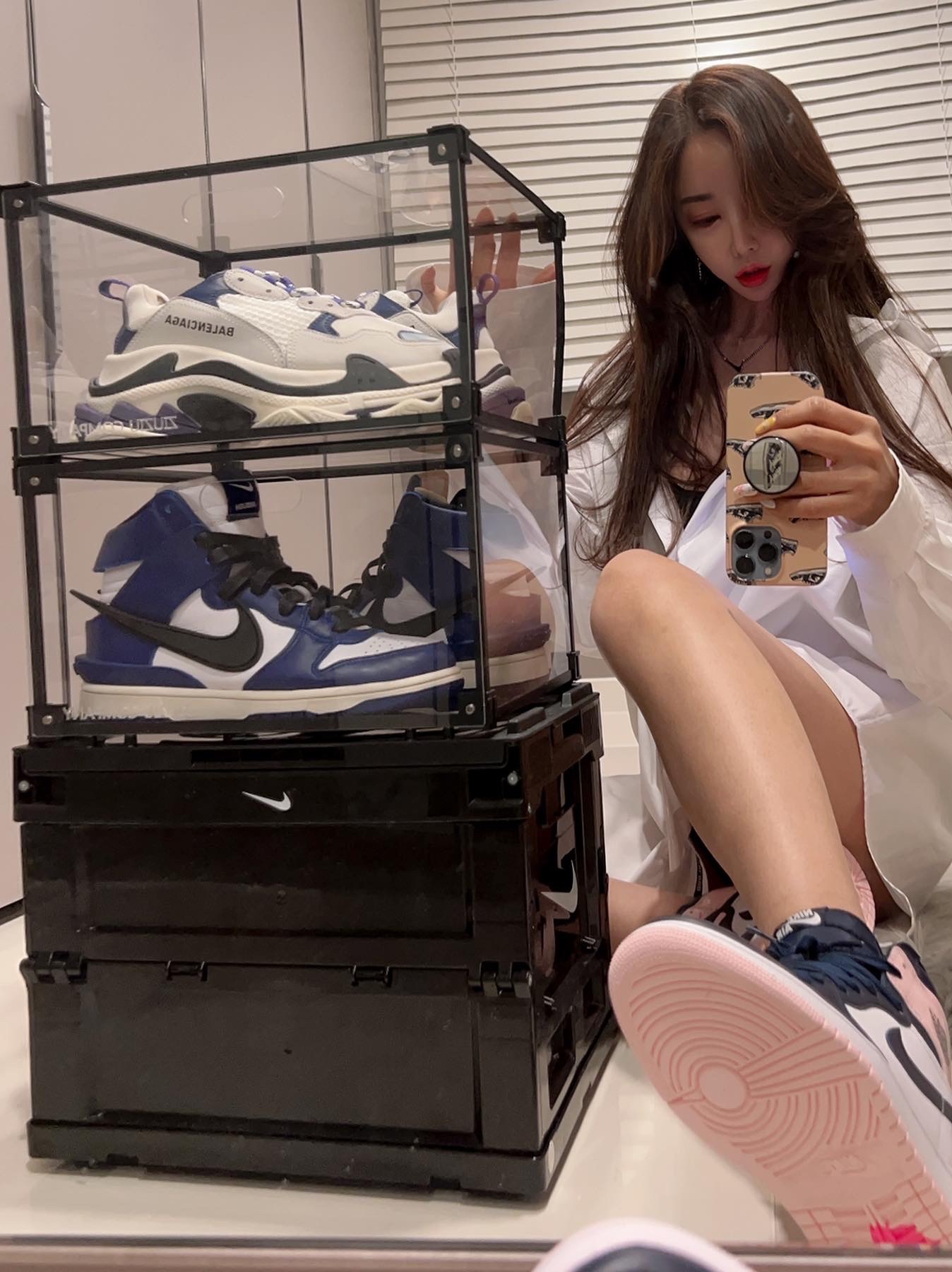 (W) Jordan 1 Retro High OG Atmosphere, Nike x Ambush Dunk High Deep Royal Blue 착용 스타일 - 2
