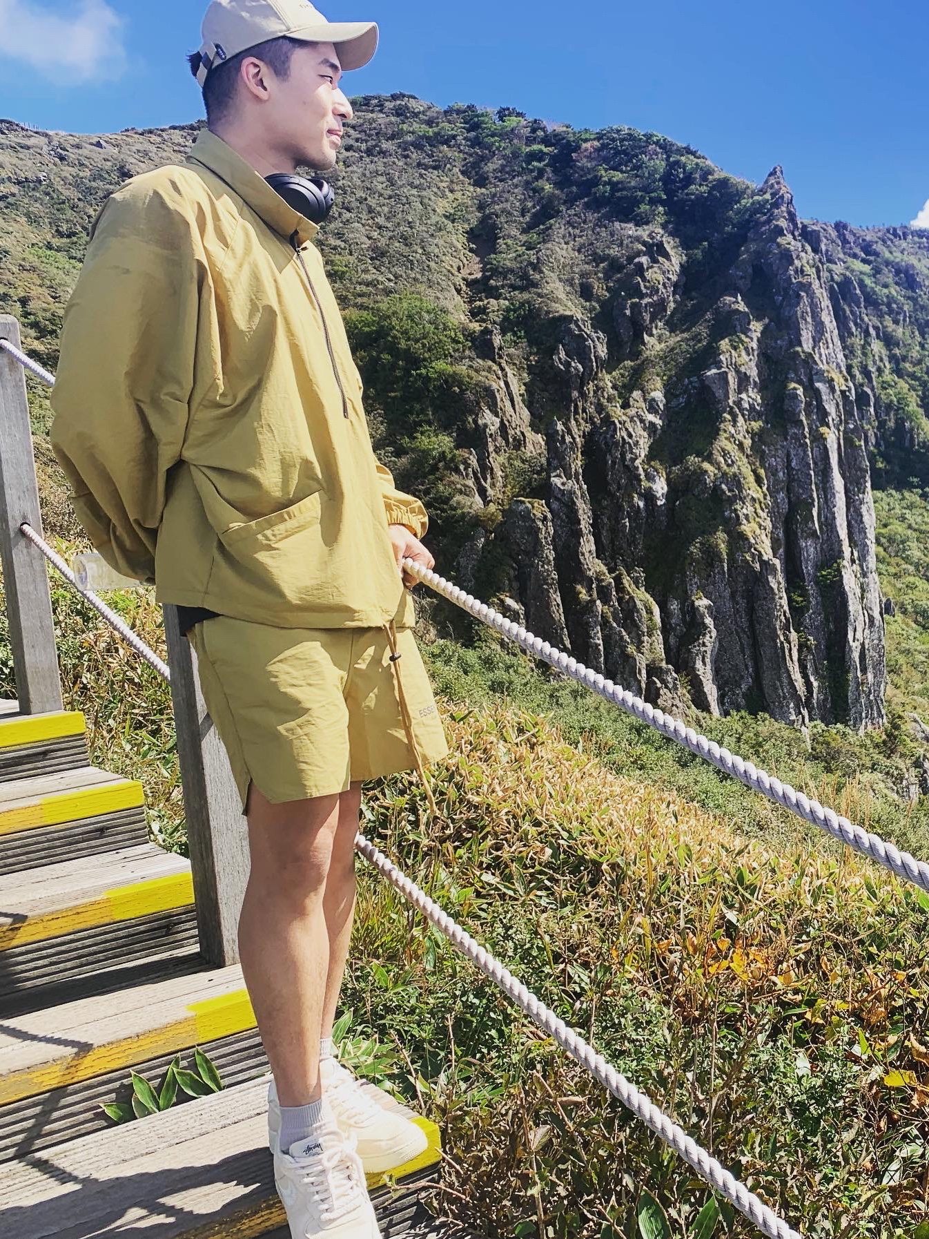 Essentials Half-Zip Track Jacket Amber - 21FW, Essentials Volley Shorts Amber - 21FW 착용 스타일