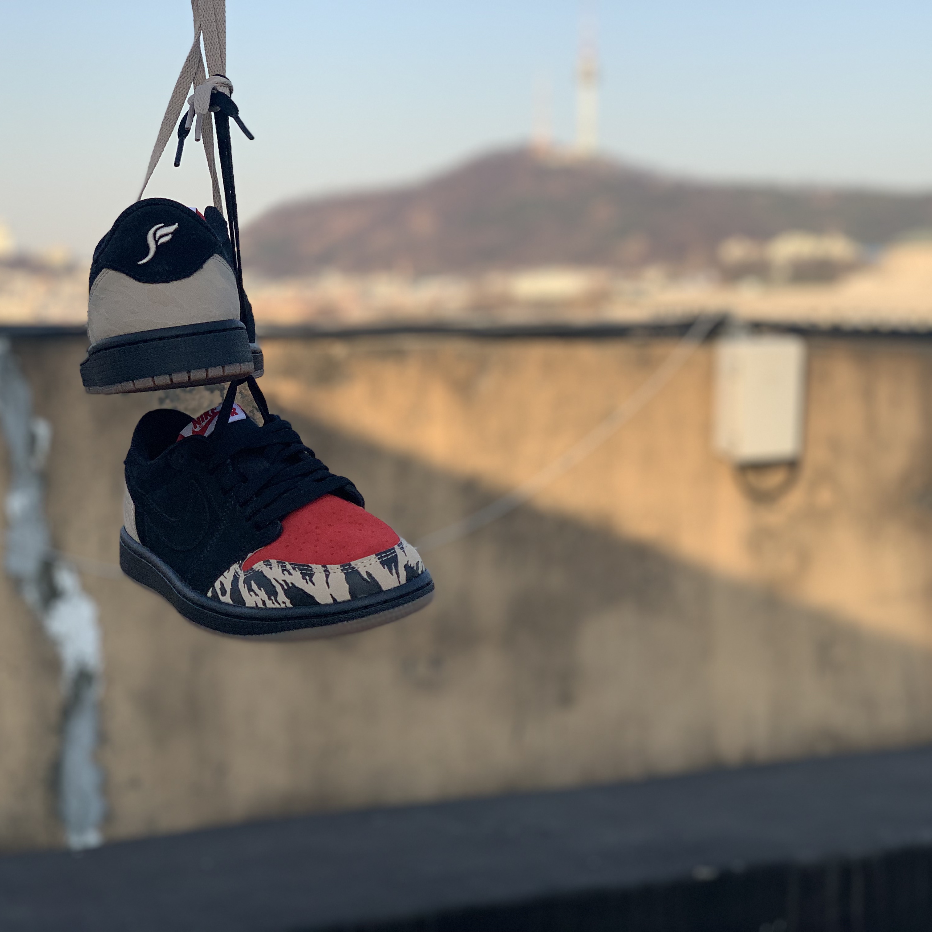 Jordan 1 x SoleFly Retro Low OG SP Black and Sport Red 착용 스타일 - 2