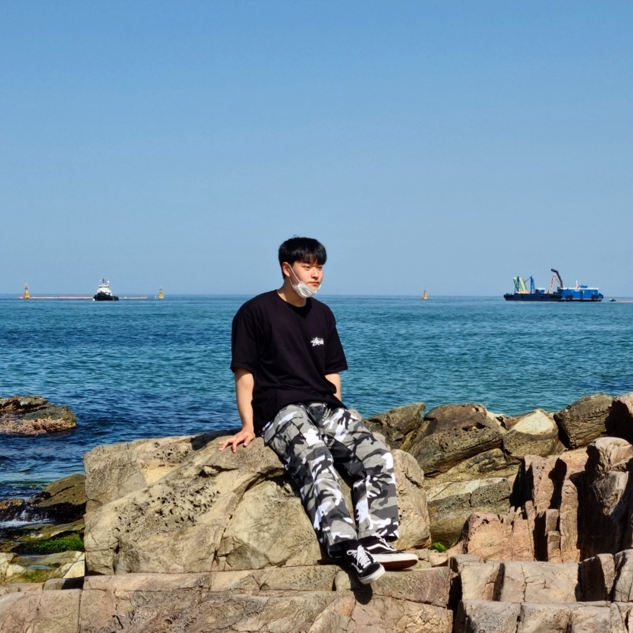 Vans Vault OG Old Skool LX Black Canvas, Stussy Fuzzy Dice T-Shirt Black 착용 스타일 - 1