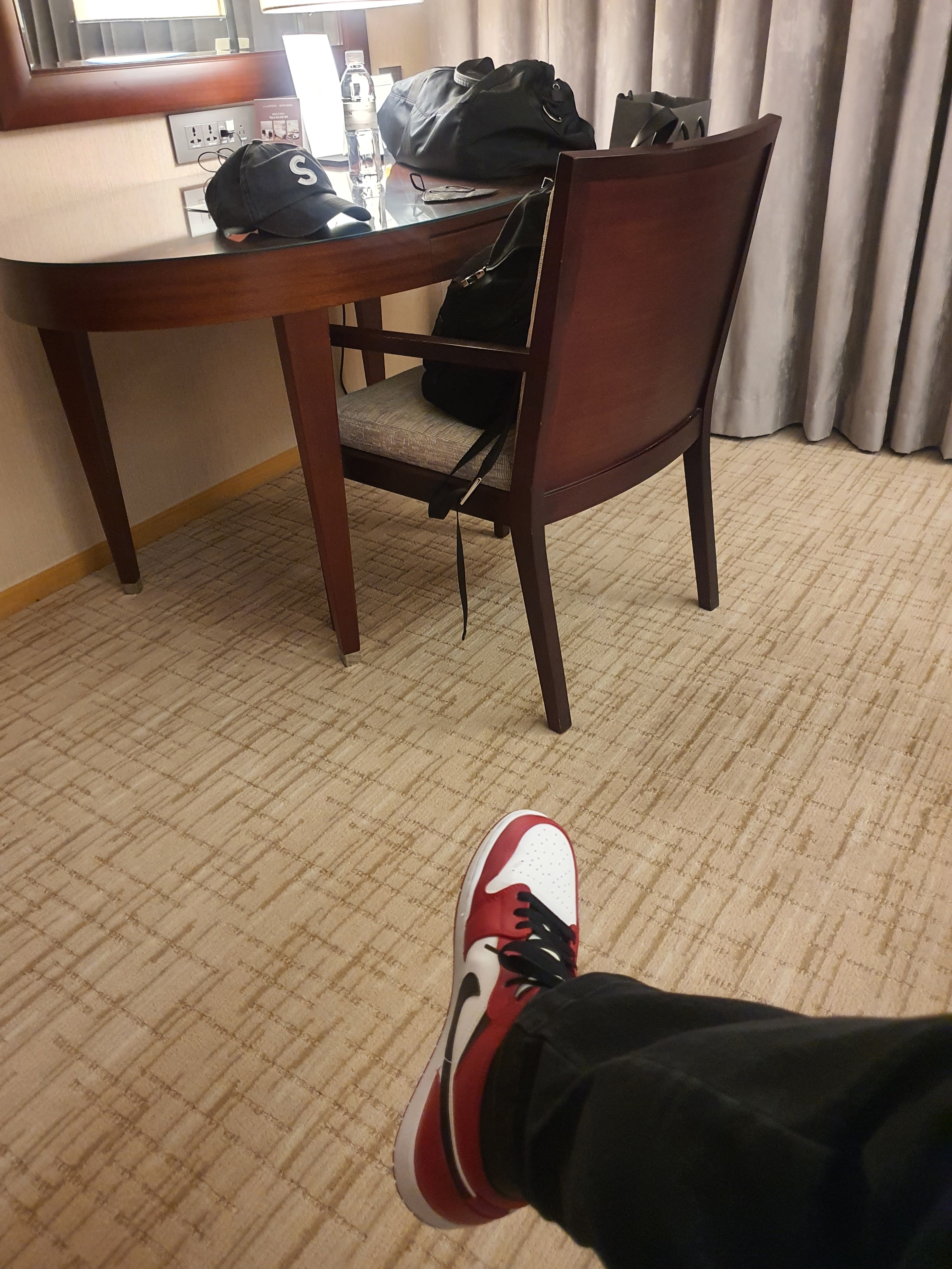 Jordan 1 Mid Chicago 2020, Prada Re-Nylon and Saffiano Leather Backpack Black 착용 스타일 - 5
