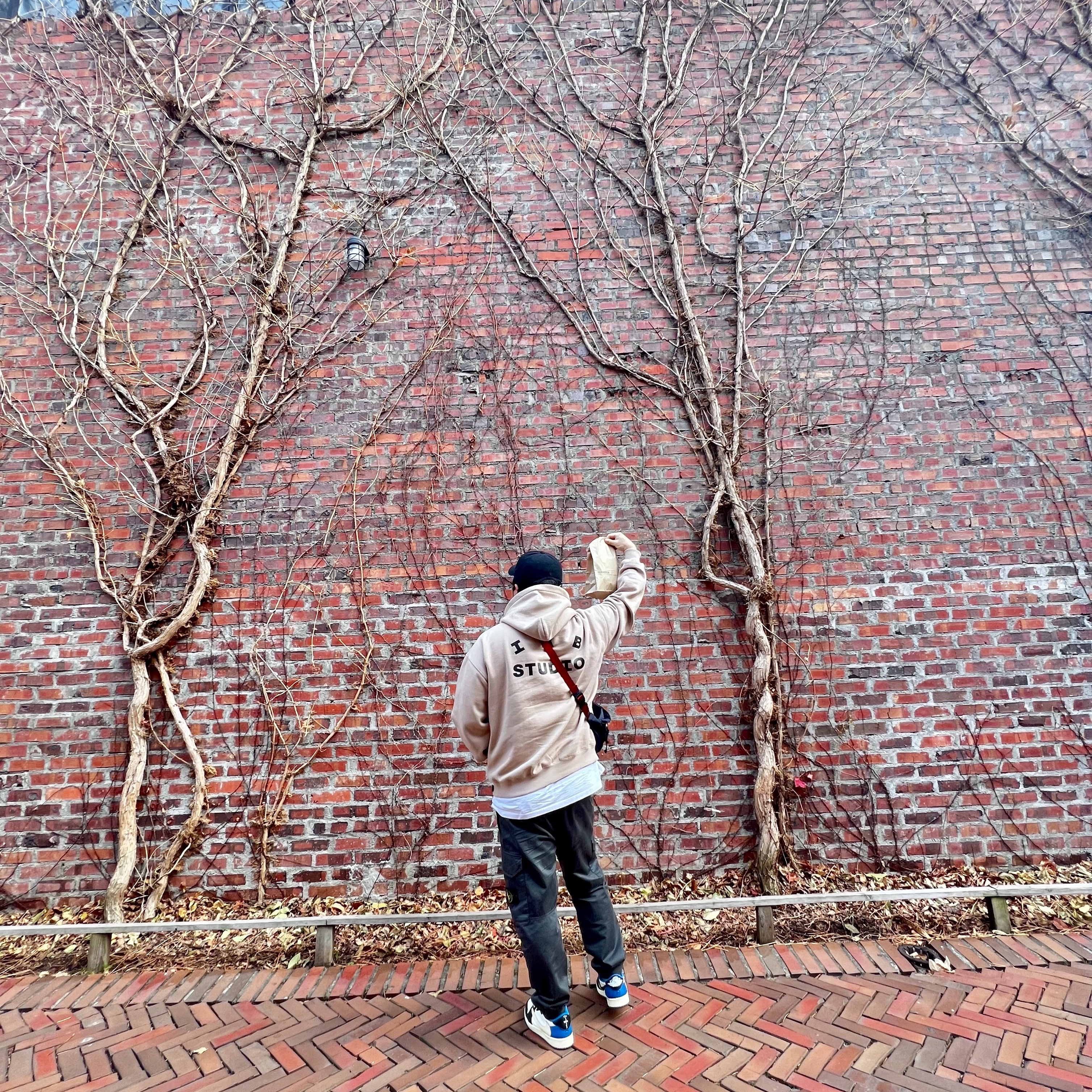 IAB Studio Hoodie Sand - 19FW, Jordan 1 x Travis Scott x Fragment Retro Low OG SP Military Blue 착용 스타일