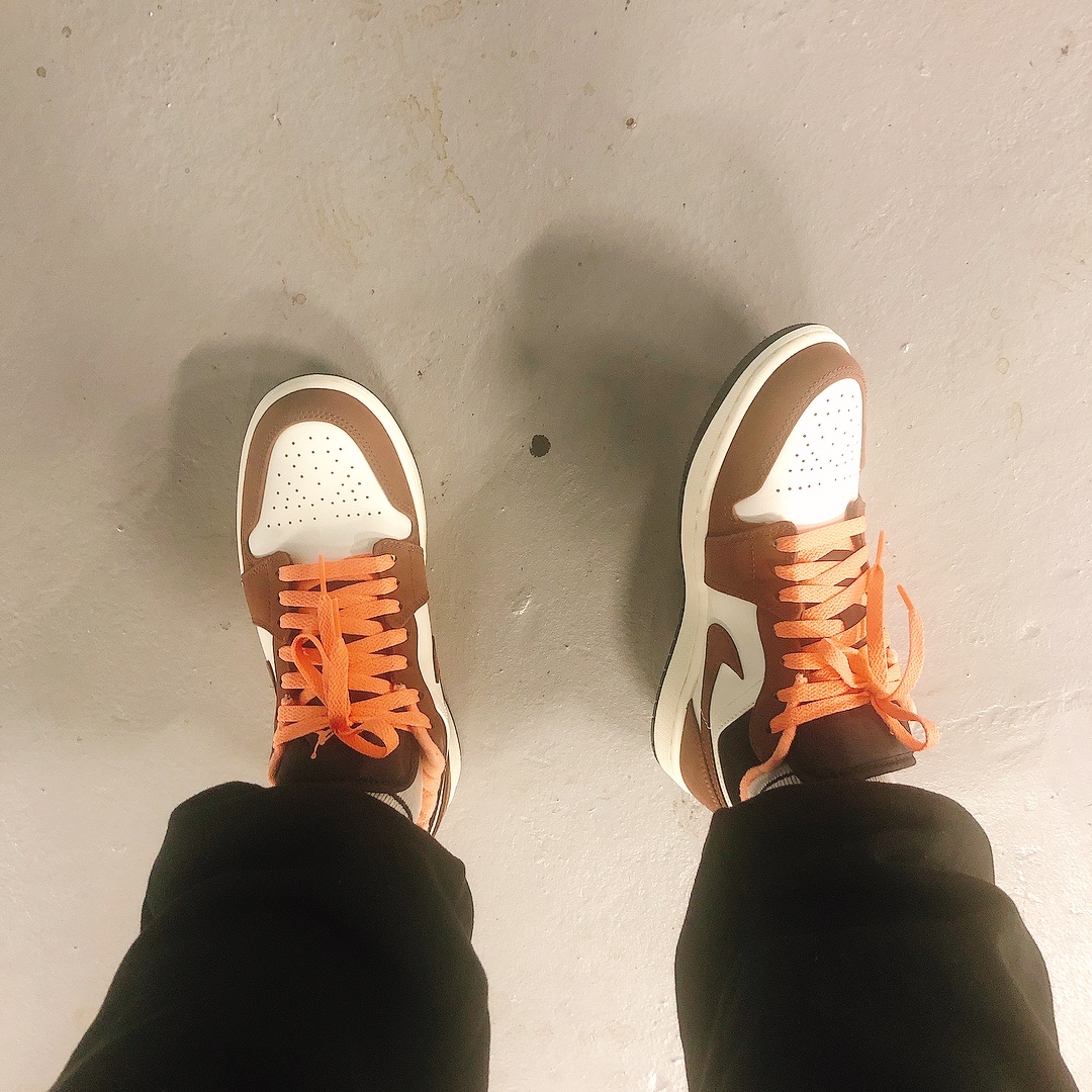Jordan 1 Low SE Chocolate Bliss 착용 스타일 - 1