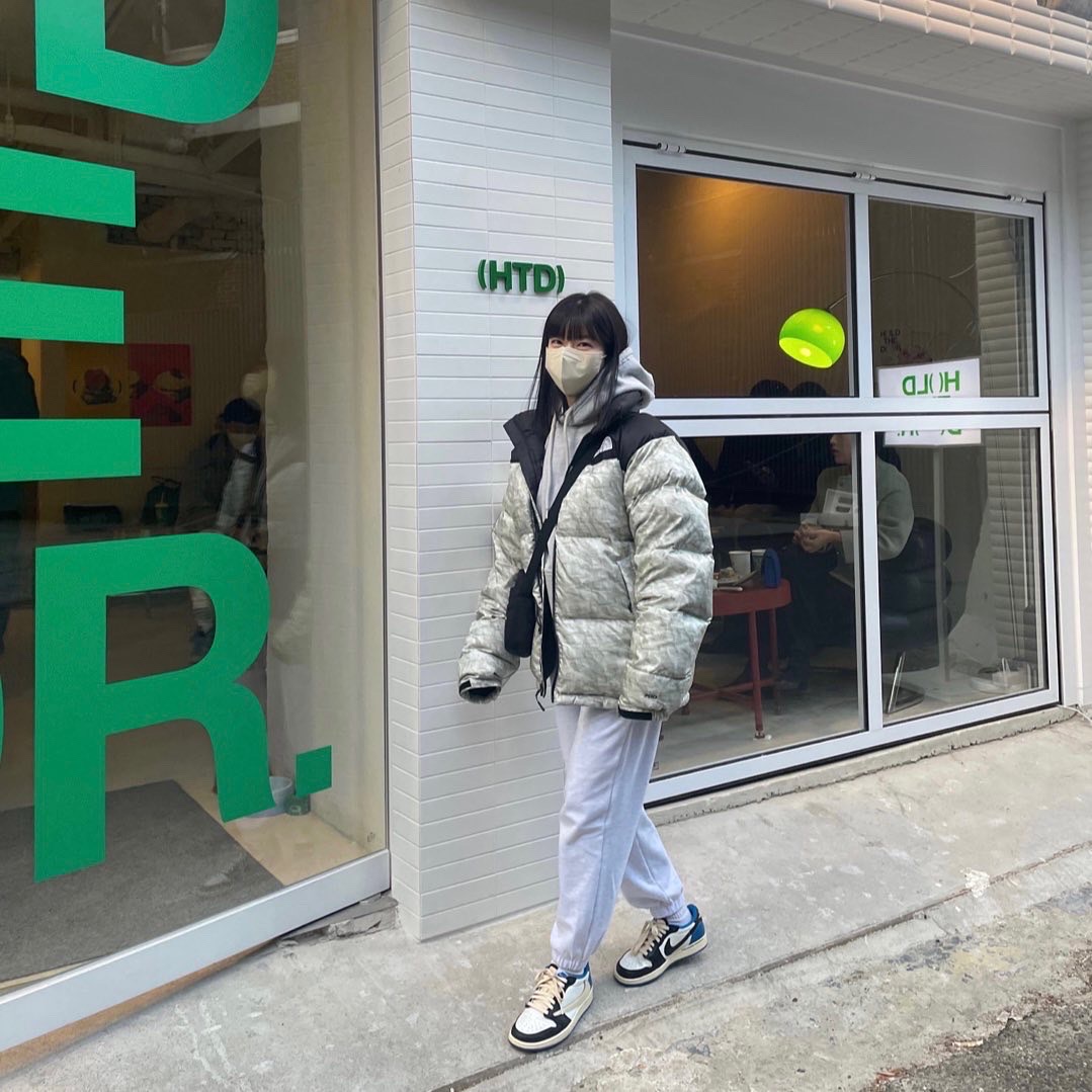 Supreme x The North Face Paper Print Nuptse Jacket - 19FW, Jordan 1 x Travis Scott x Fragment Retro Low OG SP Military Blue 착용 스타일 - 1