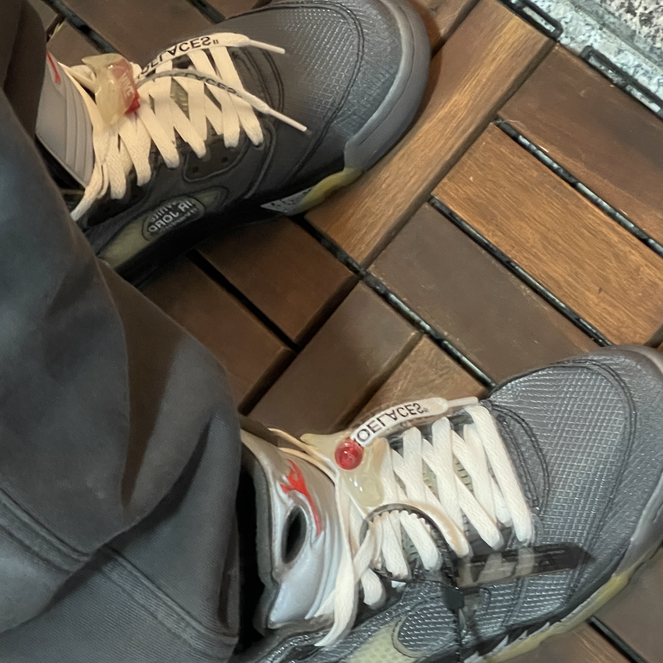 Jordan 5 x Off-White Retro SP Black Muslin 착용 스타일