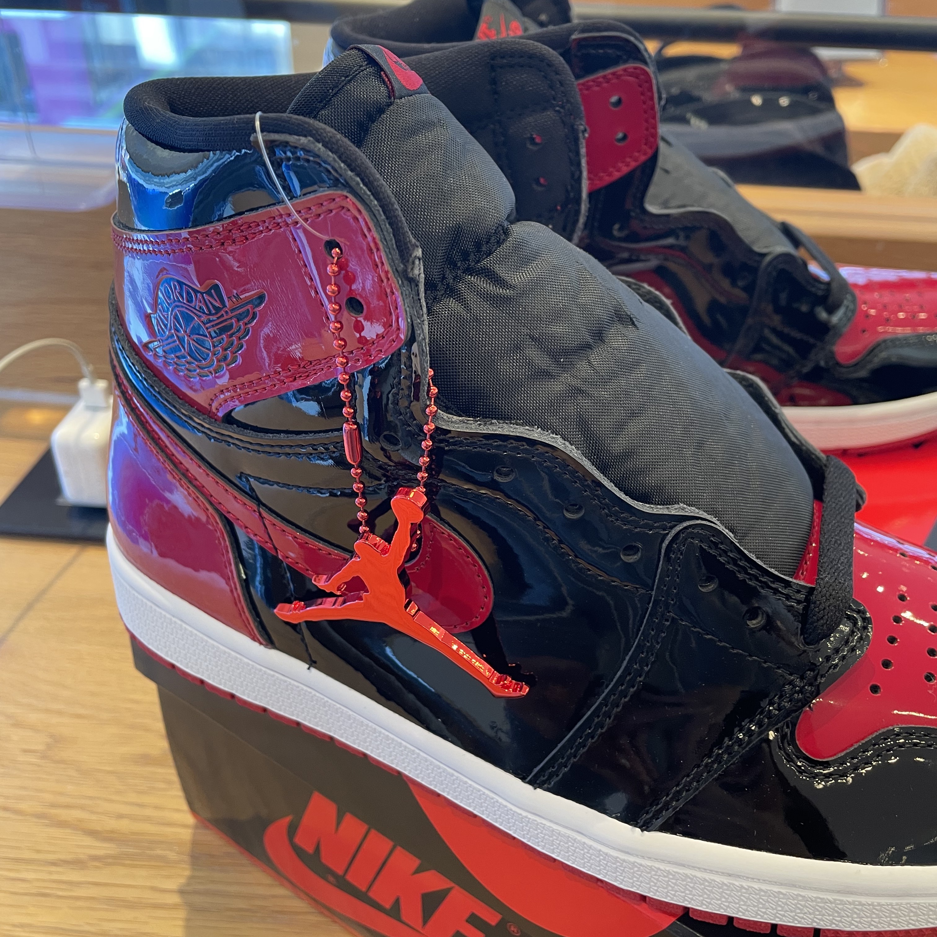 Jordan 1 Retro High OG Patent Bred 착용 스타일 - 3