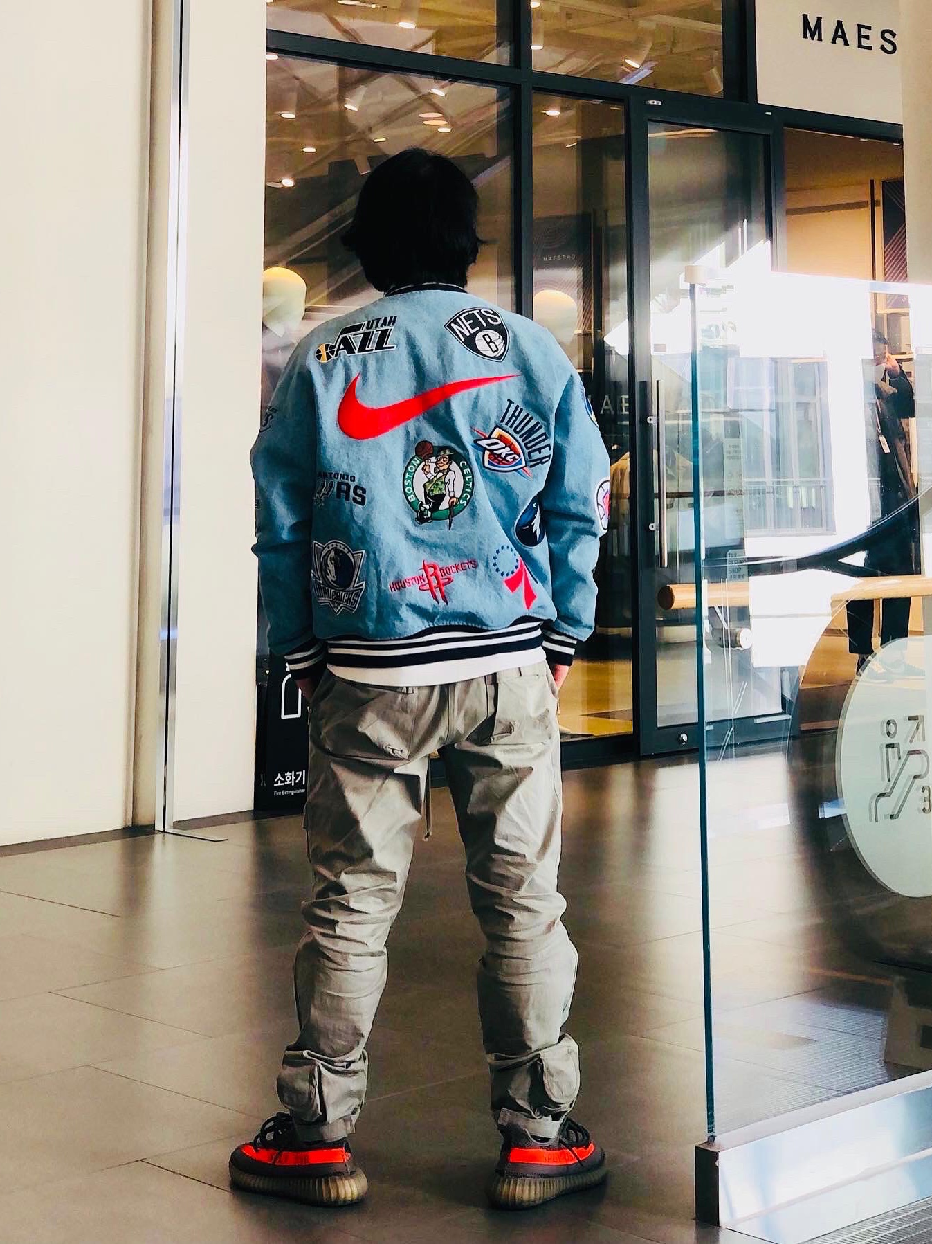 Adidas Yeezy Boost 350 V2 Beluga, Supreme x Nike NBA Teams Warm-Up Jacket Denim - 18SS 착용 스타일 - 2