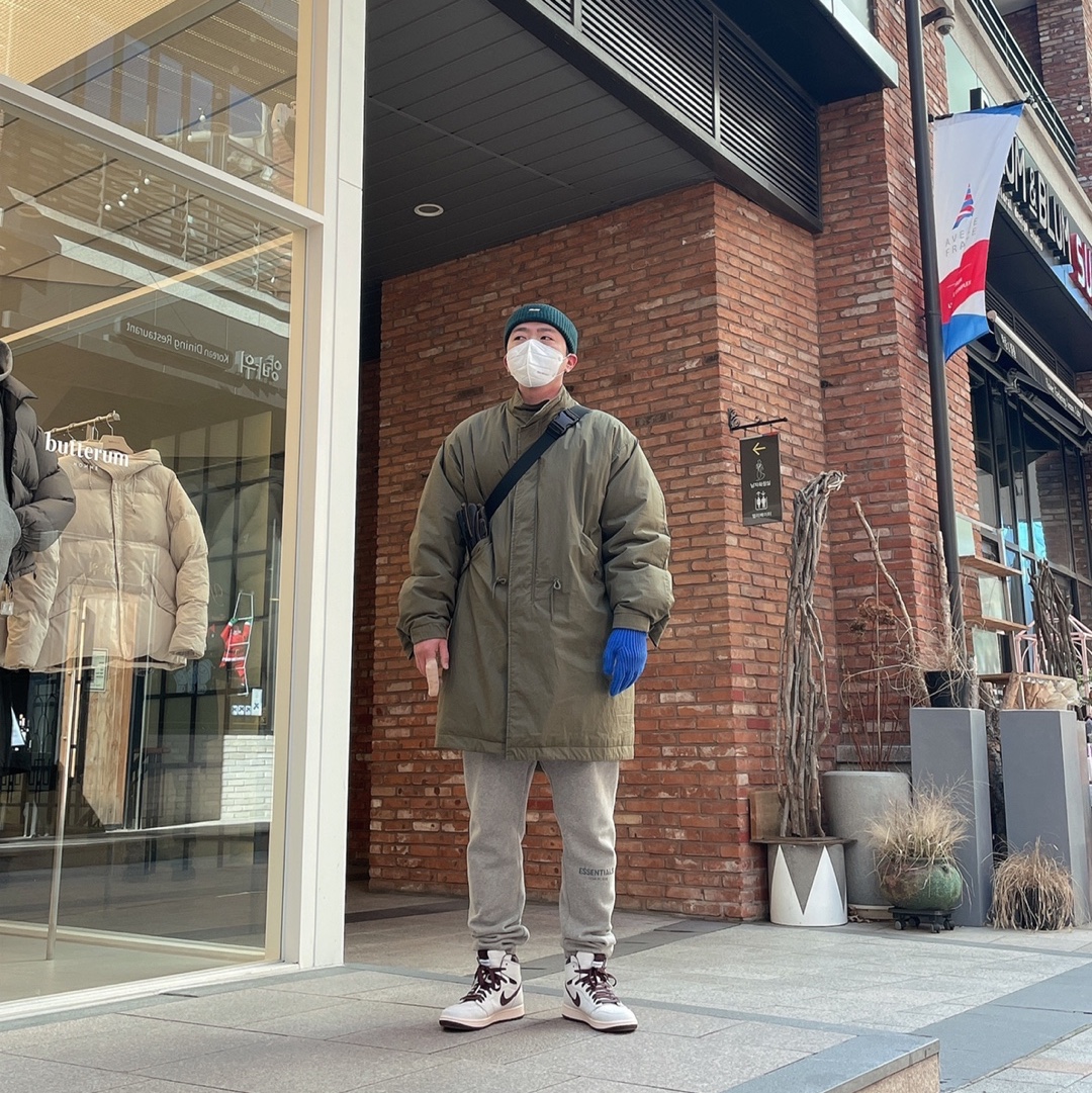Jordan 1 x A Ma Maniere Retro High OG SP Sail and Burgundy 착용 스타일