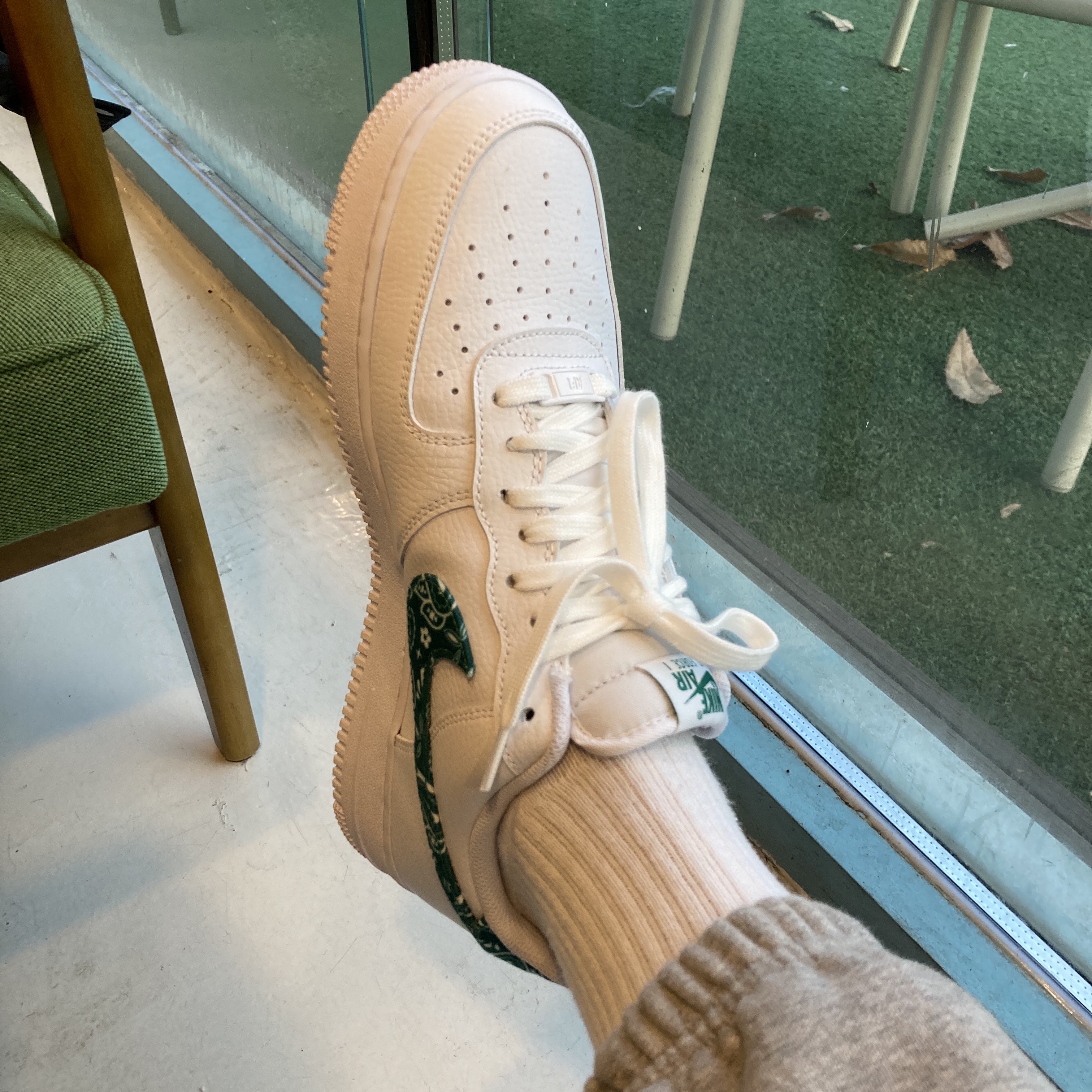 (W) Nike Air Force 1 '07 Essential Paisley Swoosh White Malachite 착용 스타일 - 5