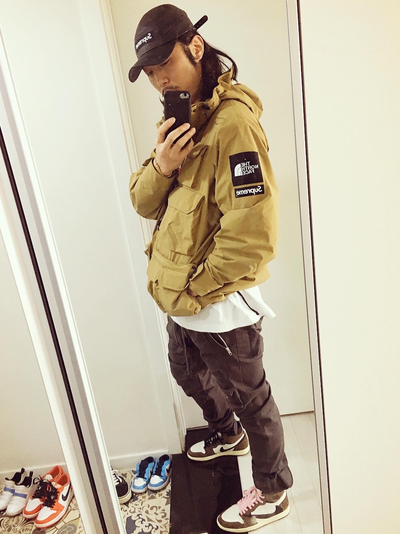 Supreme x The North Face Cargo Jacket Gold - 20SS, Jordan 1 x Travis Scott Retro High OG SP Mocha 착용 스타일 - 3