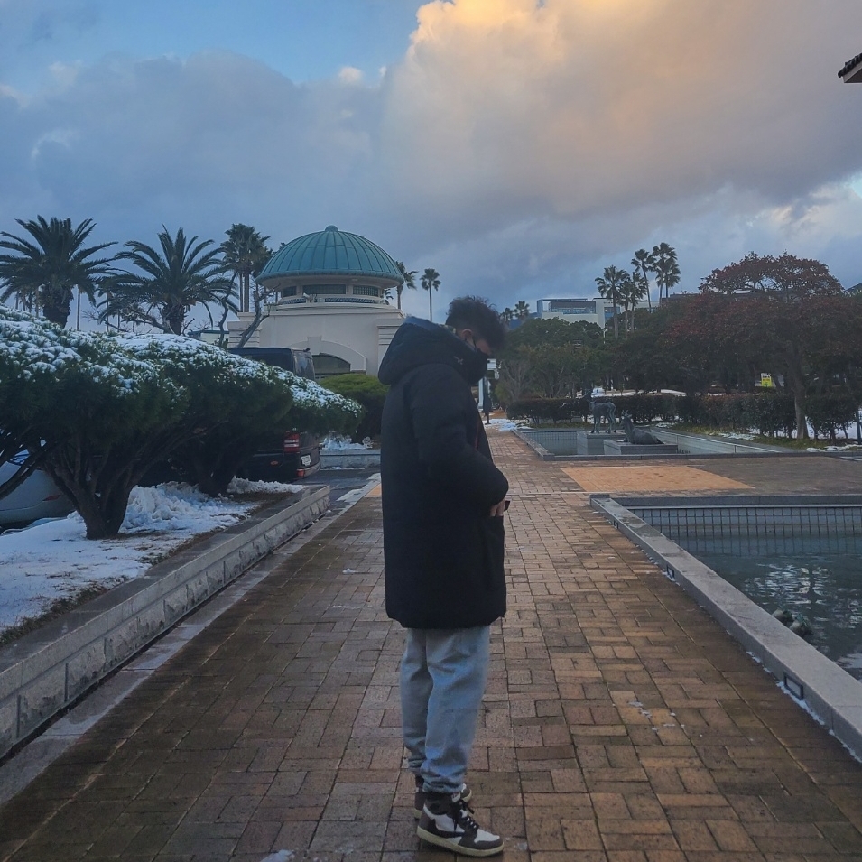 Jordan 1 x Travis Scott Retro High OG SP Mocha, Nike x Stussy NRG ZR Fleece Crewneck Heather Grey - US/EU 착용 스타일