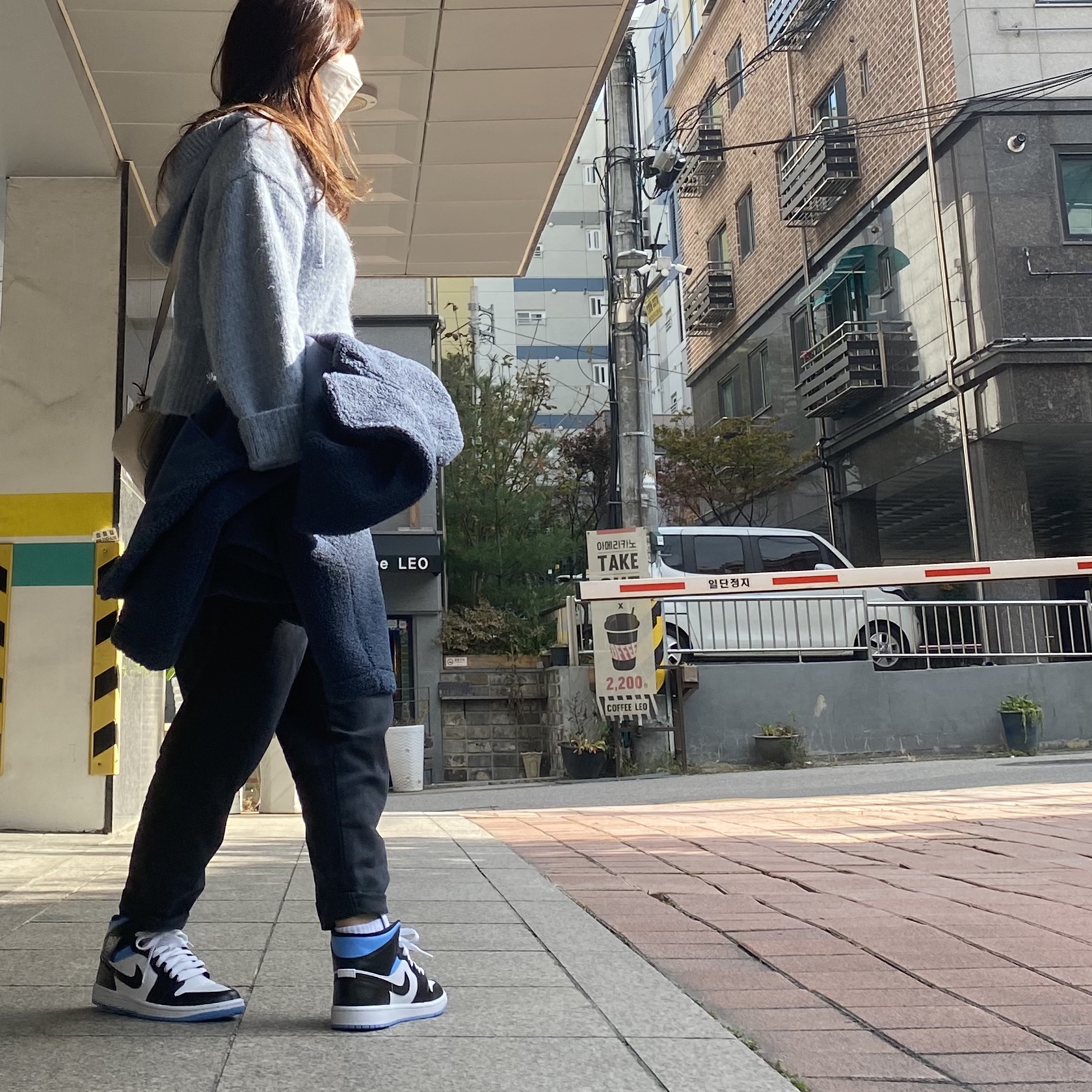 (W) Jordan 1 Mid White Black University Blue 착용 스타일 - 2