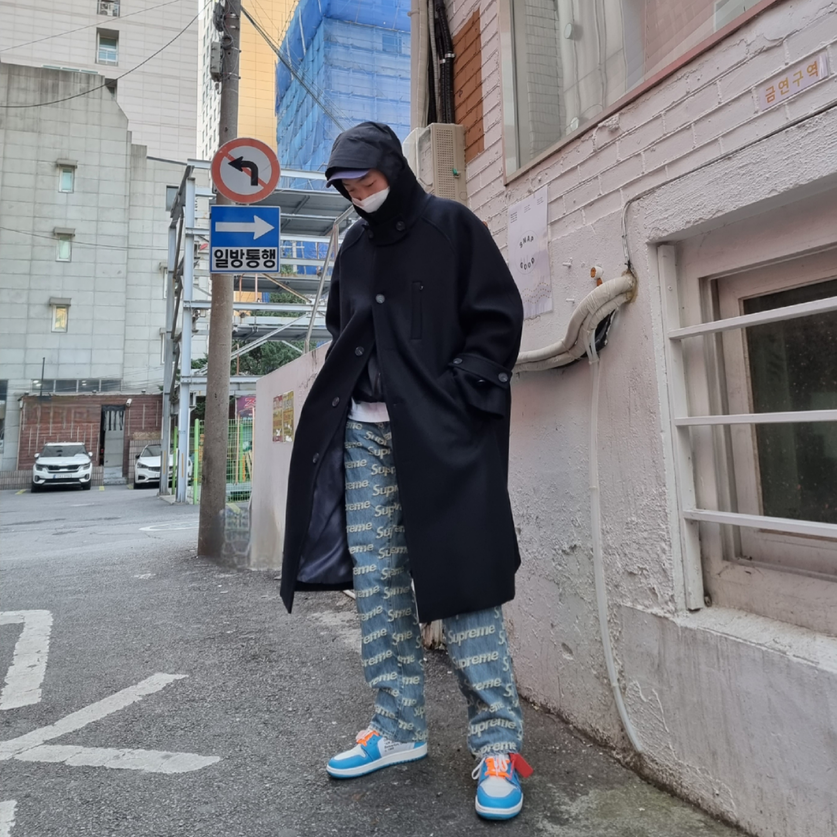 Supreme Frayed Logos Regular Jean Blue - 21SS, Jordan 1 x Off-White Retro High University Blue 착용 스타일 - 1
