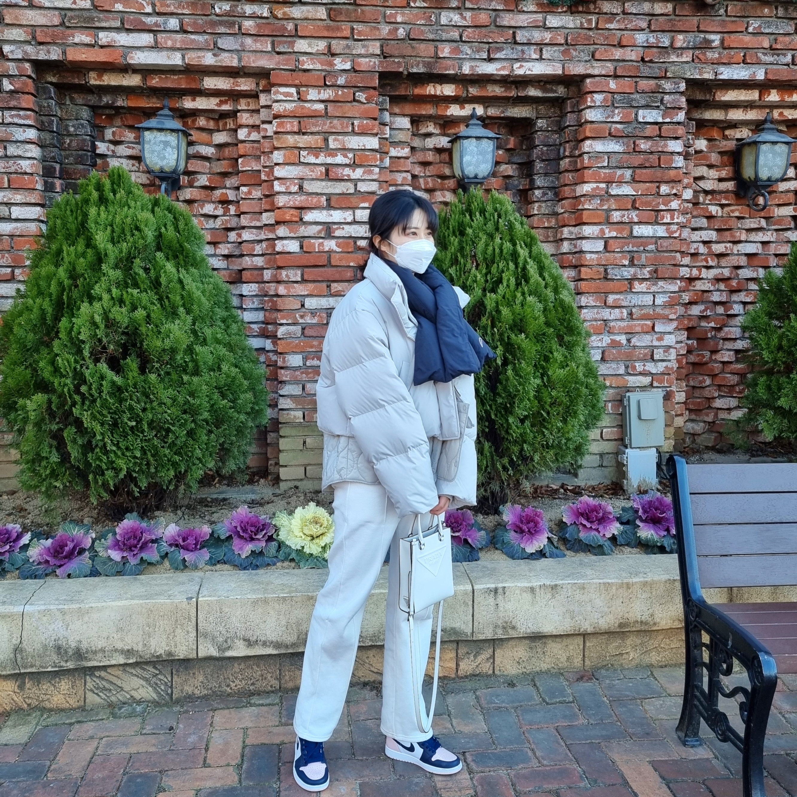 (W) Jordan 1 Retro High OG Atmosphere, Prada Leather Handbag White 착용 스타일 - 1