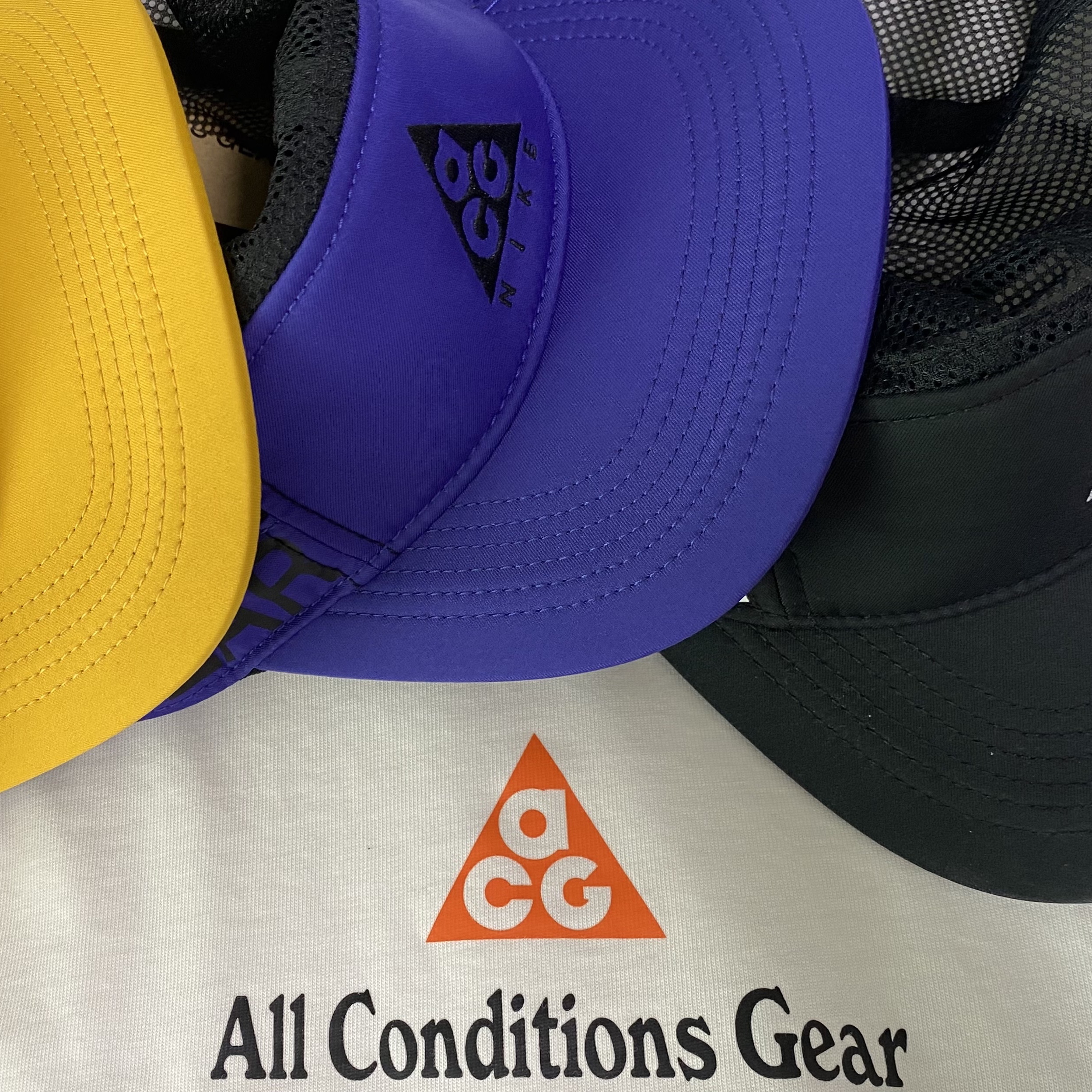 Nike ACG Vortex T-Shirt Summit White - Asia, Nike ACG AW84 Cap Fusion Violet Black 착용 스타일 - 1