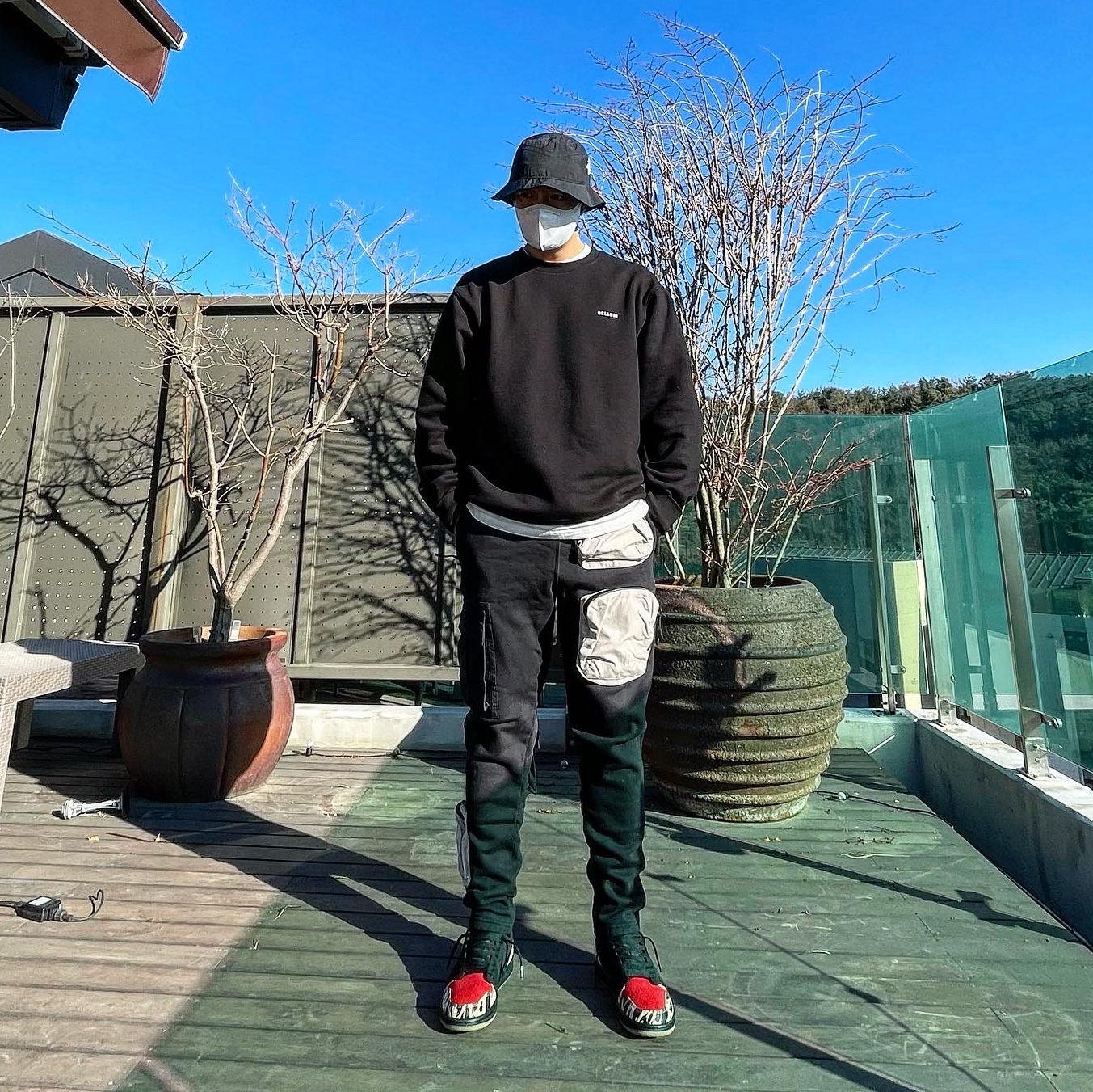 Jordan 1 x SoleFly Retro Low OG SP Black and Sport Red, Nike x Travis Scott NRG AG Utility Sweatpants Black 착용 스타일 - 1