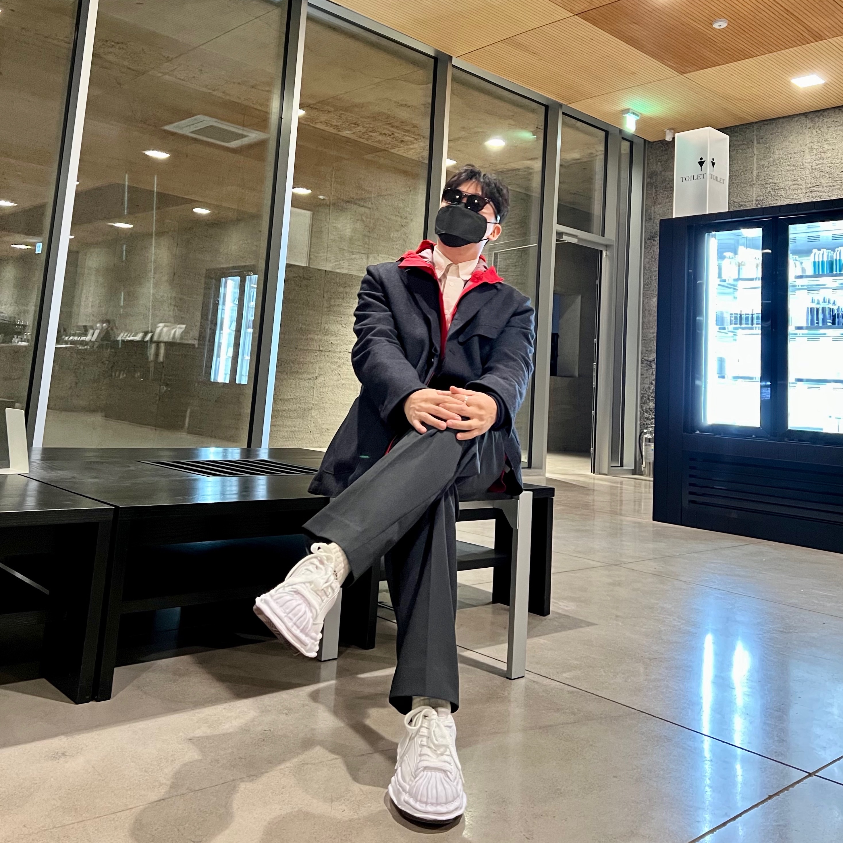 Nike x Matthew M Williams NRG SE Jacket University Red, Maison Mihara Yasuhiro Blakey OG Sole Leather Low-top Sneakers White 착용 스타일 - 2