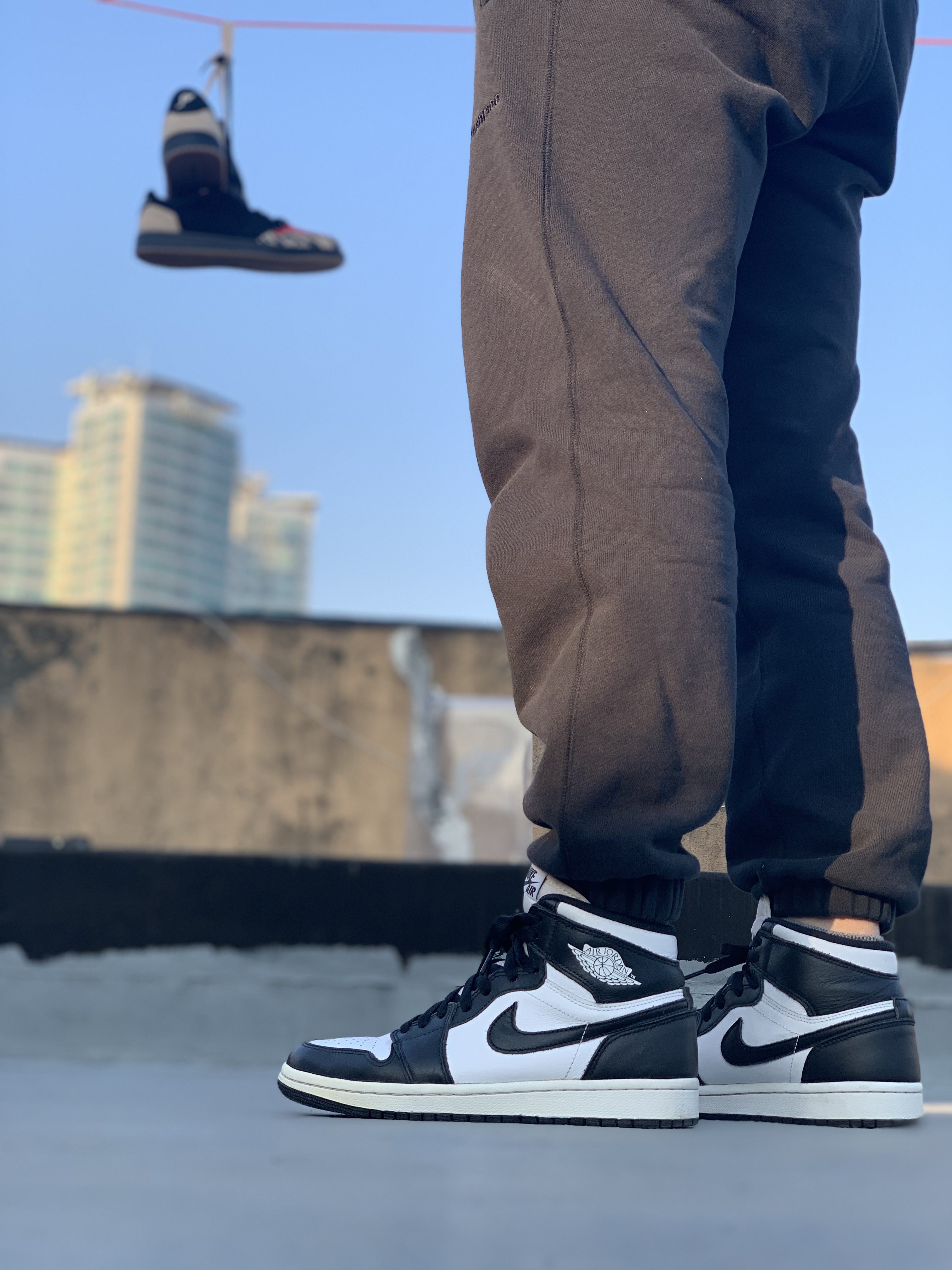 Jordan 1 Retro High OG Black White 2014, Jordan 1 x SoleFly Retro Low OG SP Black and Sport Red 착용 스타일 - 3