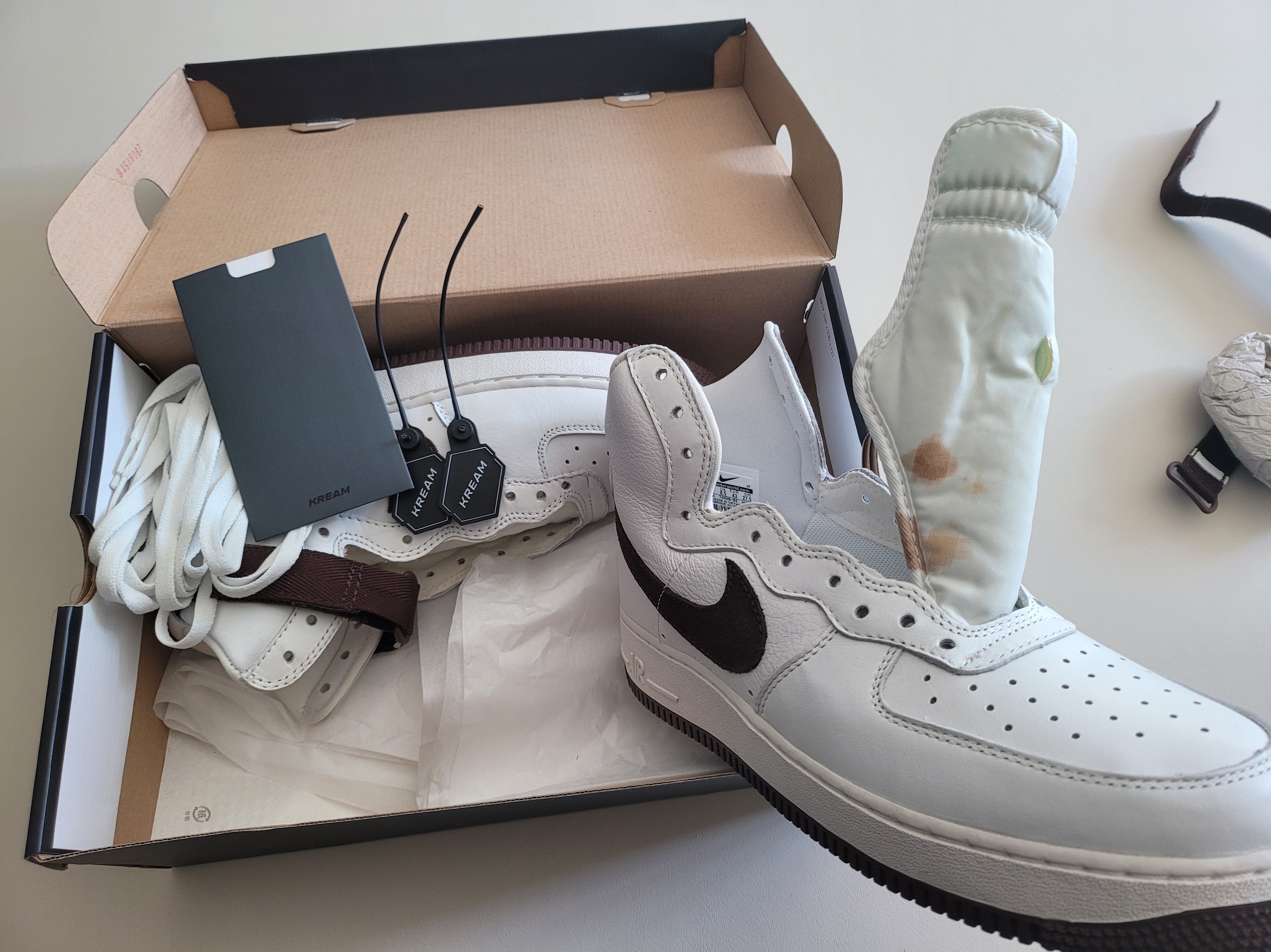 Nike Air Force 1 High Retro QS Summit White Chocolate 착용 스타일 - 1
