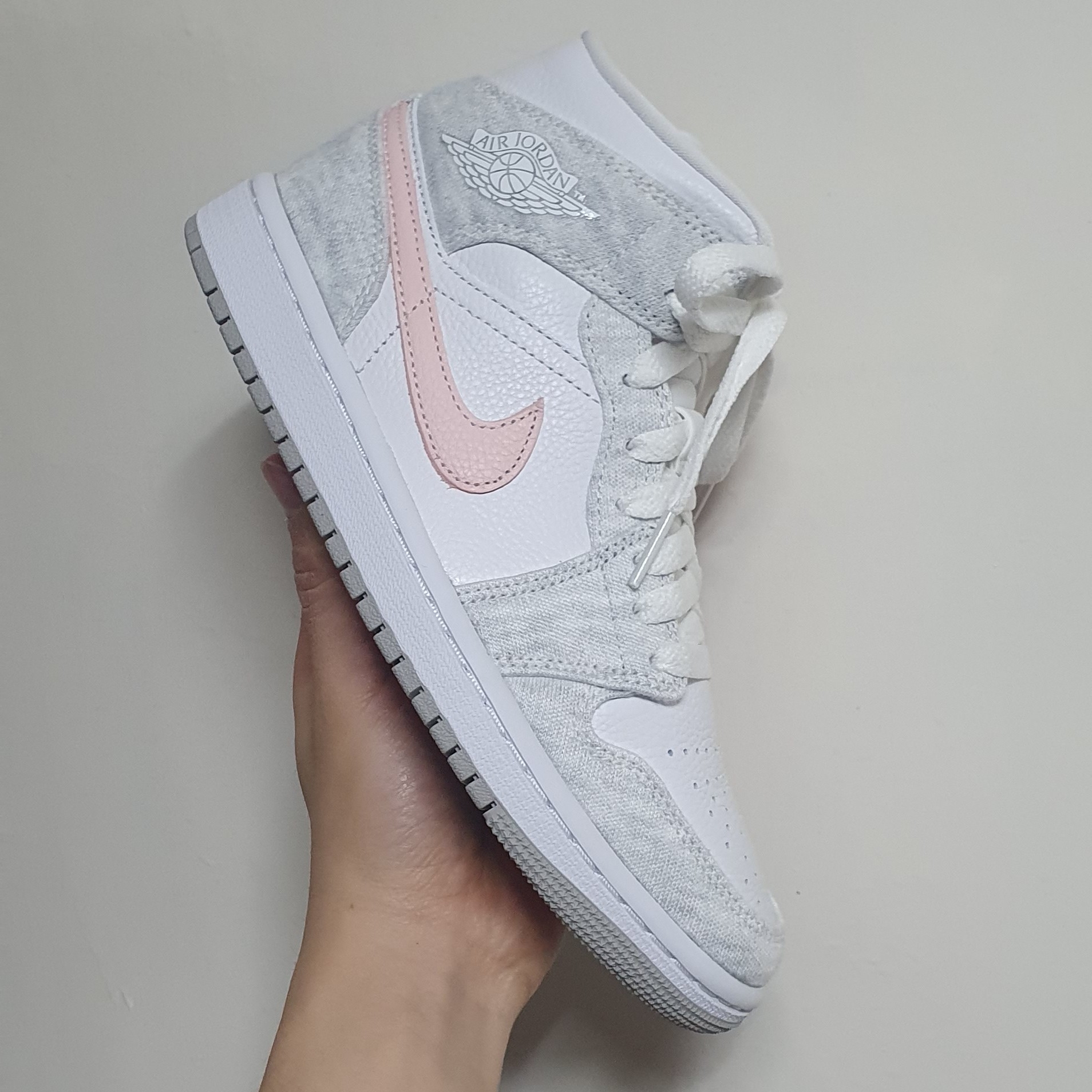 (W) Jordan 1 Mid SE Light Iron Ore 착용 스타일 - 1