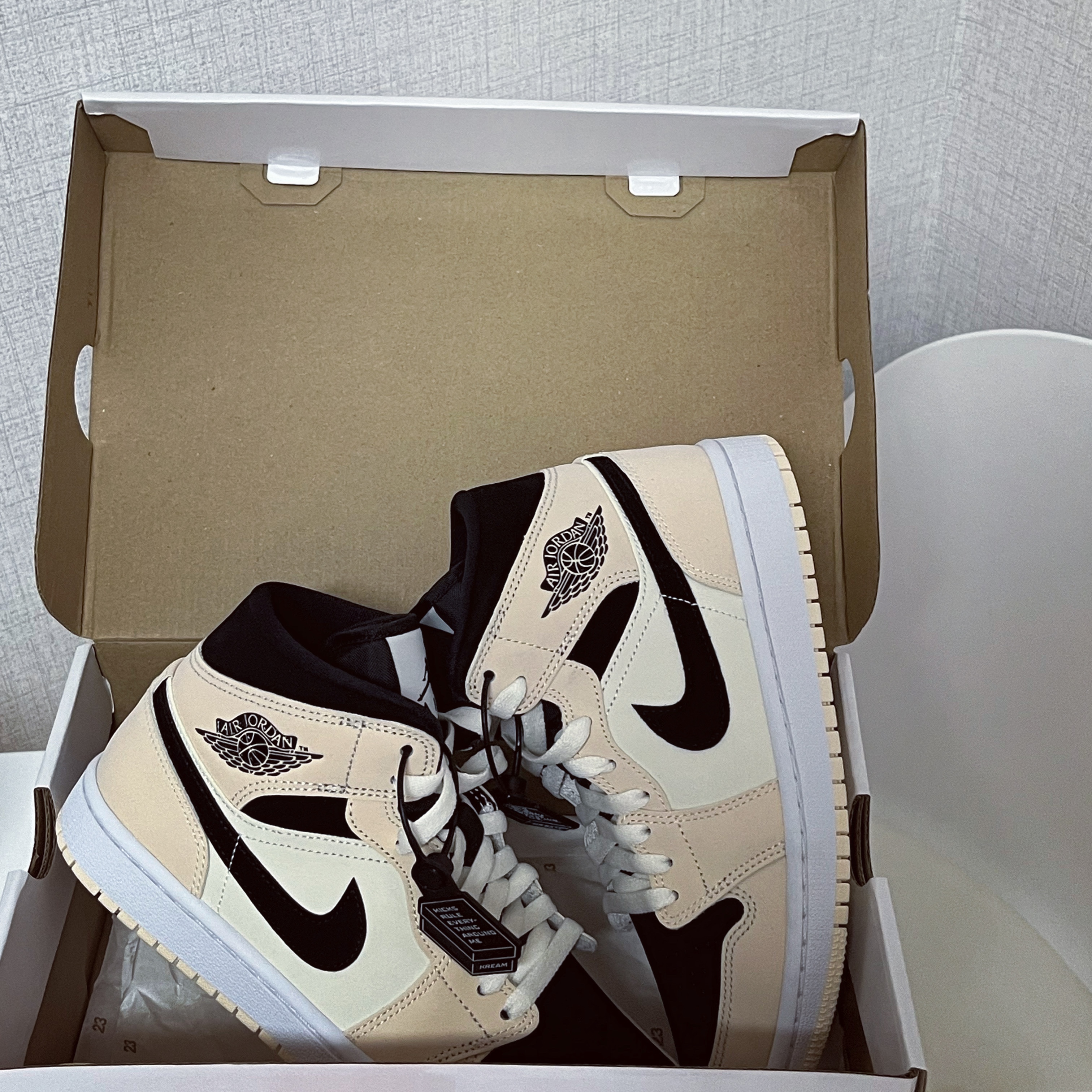 (W) Jordan 1 Mid Barely Orange 착용 스타일