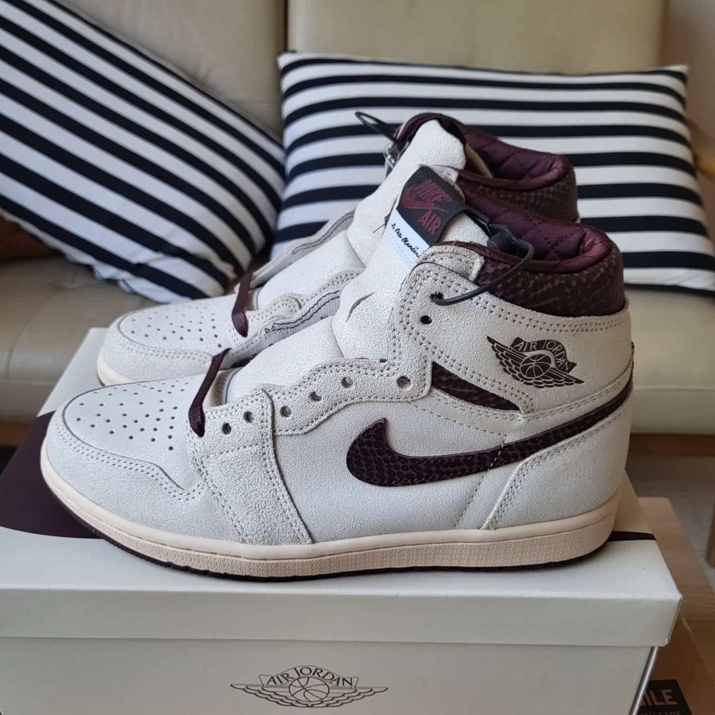 Jordan 1 x A Ma Maniere Retro High OG SP Sail and Burgundy 착용 스타일 - 1