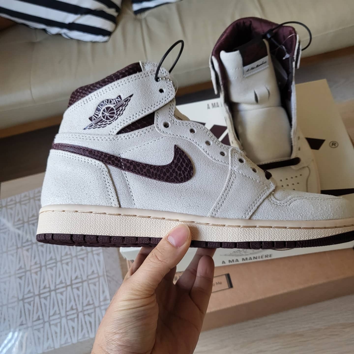Jordan 1 x A Ma Maniere Retro High OG SP Sail and Burgundy 착용 스타일 - 4