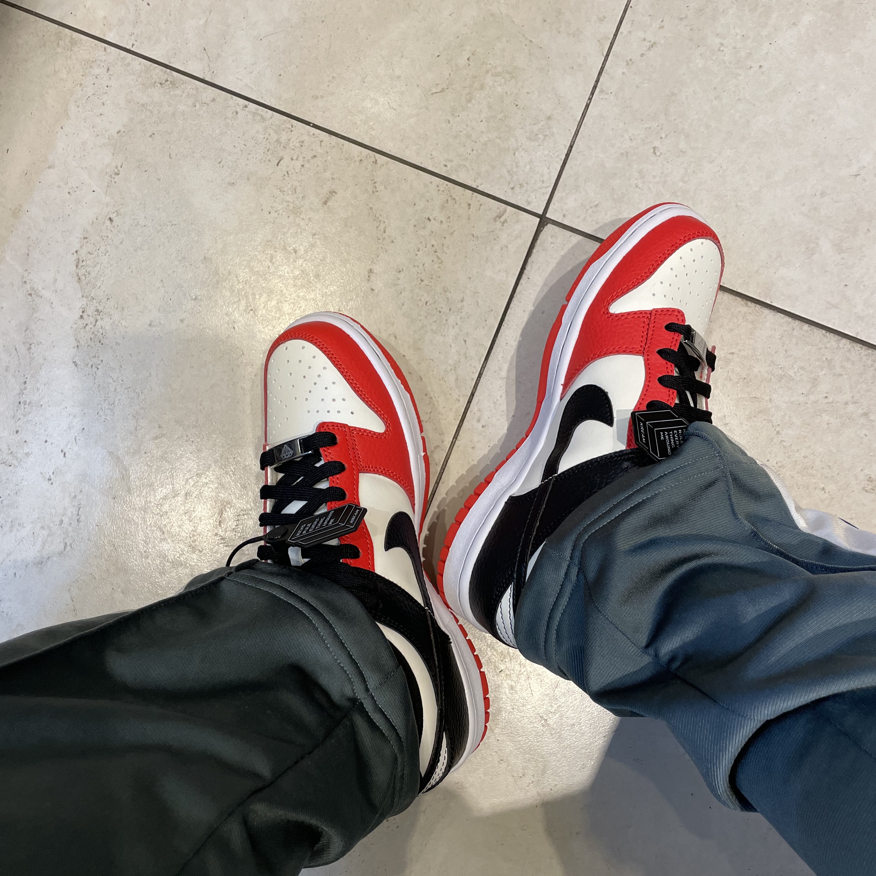 (GS) Nike x NBA Dunk Low Black and Chile Red 착용 스타일 - 1