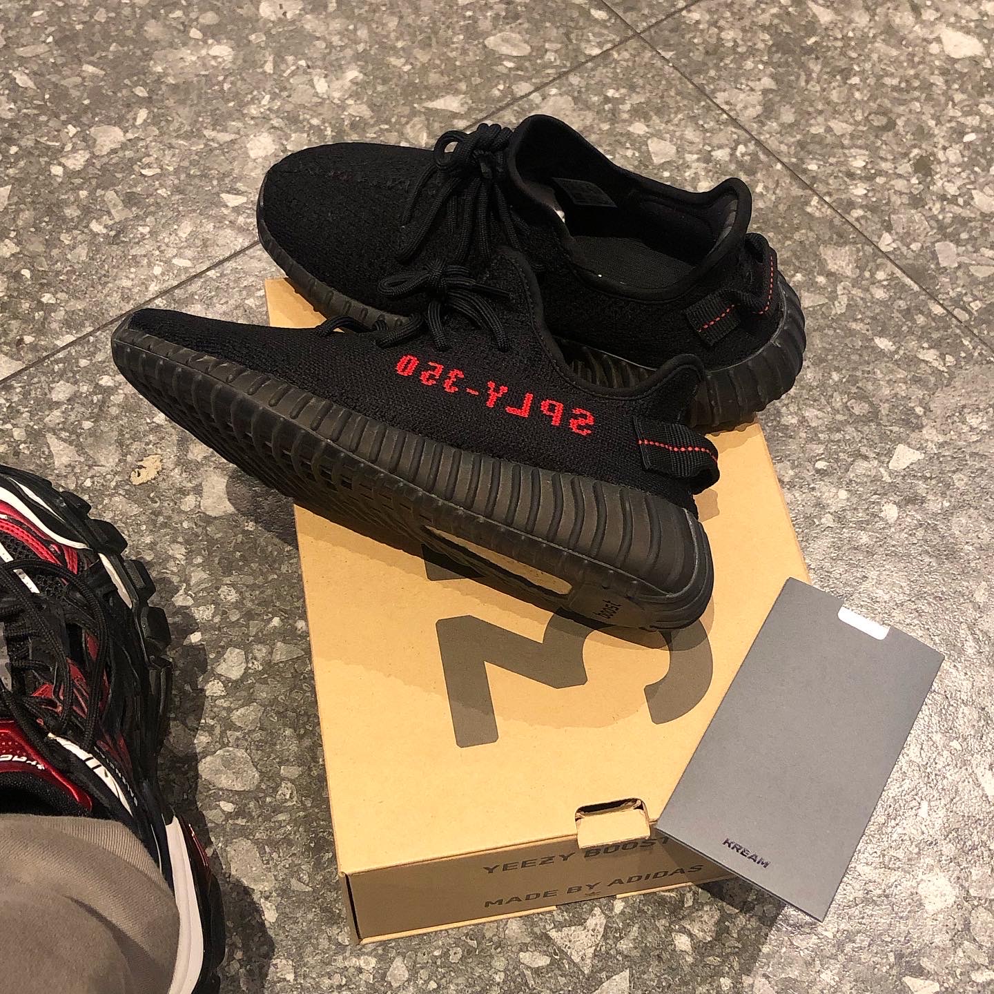 Adidas Yeezy Boost 350 V2 Black Red 2020 착용 스타일 - 1