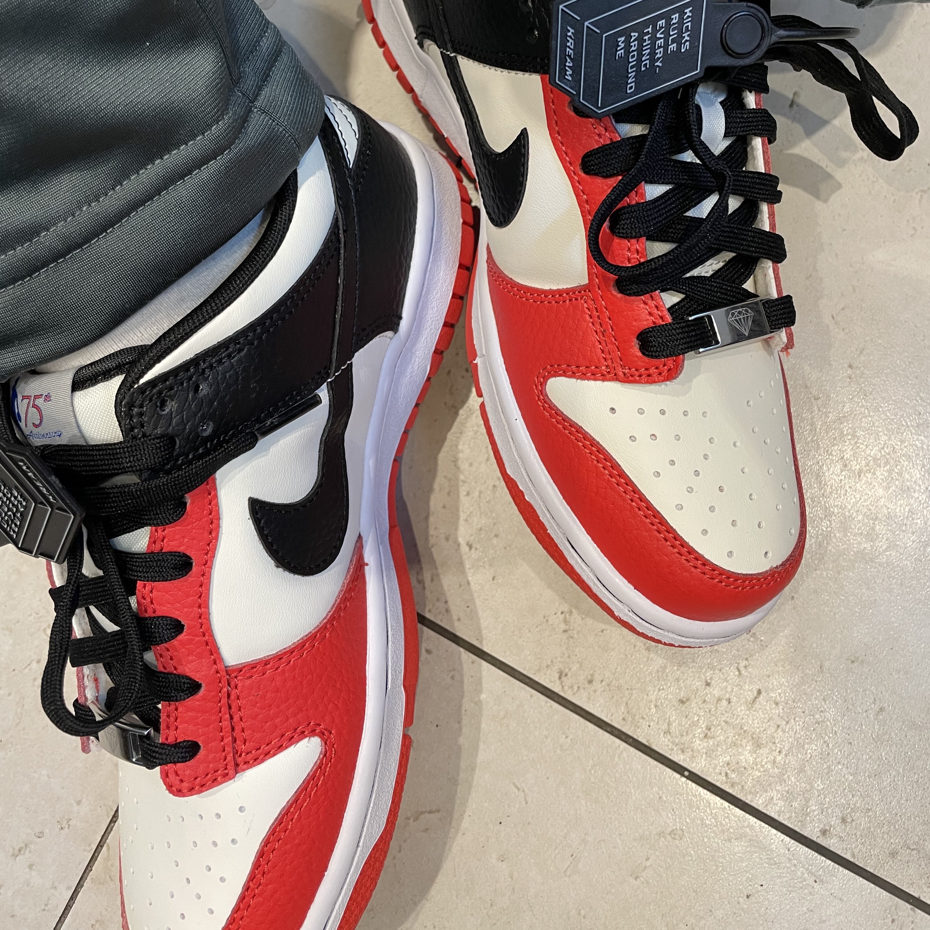 (GS) Nike x NBA Dunk Low Black and Chile Red 착용 스타일 - 3