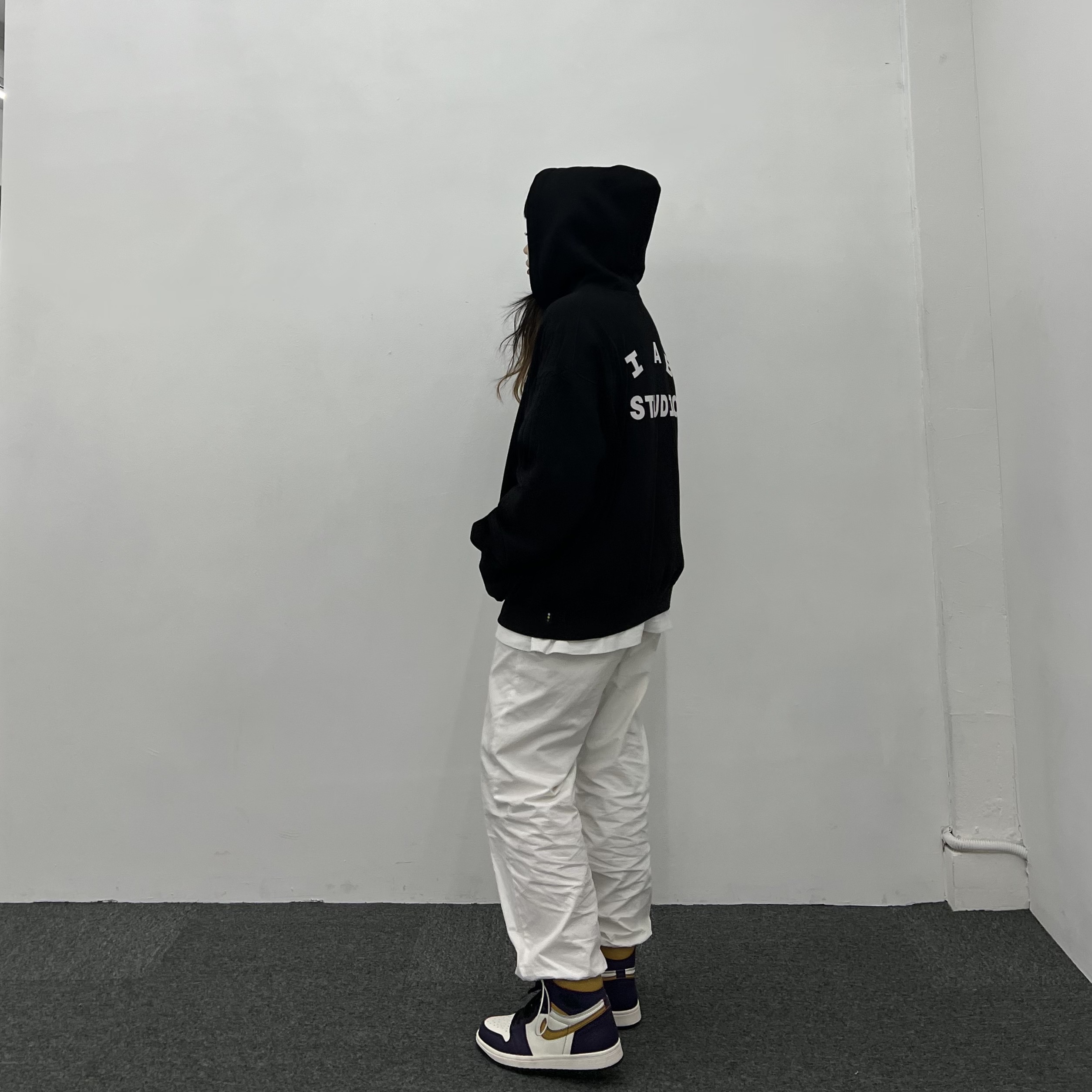 IAB Studio Hoodie Black White, Jordan 1 Retro High OG Defiant SB LA to Chicago 착용 스타일