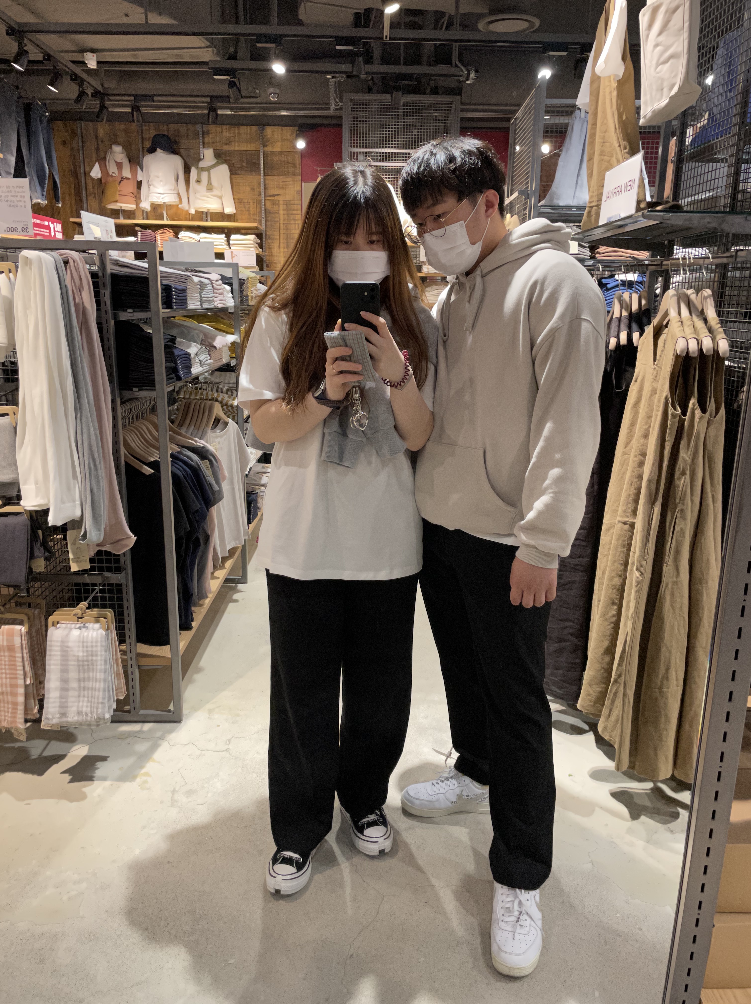 Converse x Feng Chen Wang Chuck 70 2-in-1 Natural Ivory Black, Nike x Off-White Air Force 1 Low ComplexCon Exclusive 착용 스타일