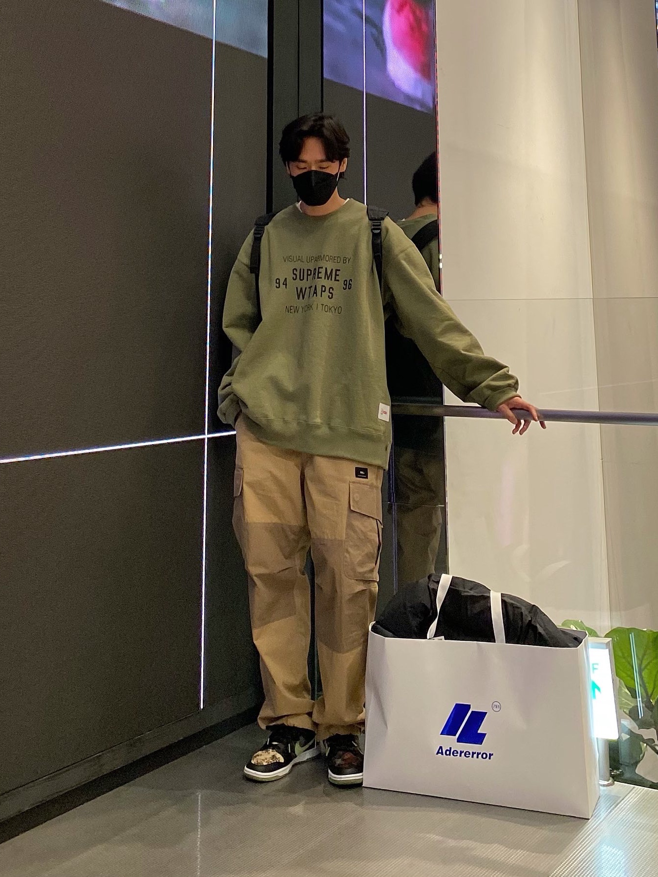 Supreme x WTAPS Crewneck Light Olive - 21FW, Nike Dunk Low SE Black Multi Camo 착용 스타일 - 1