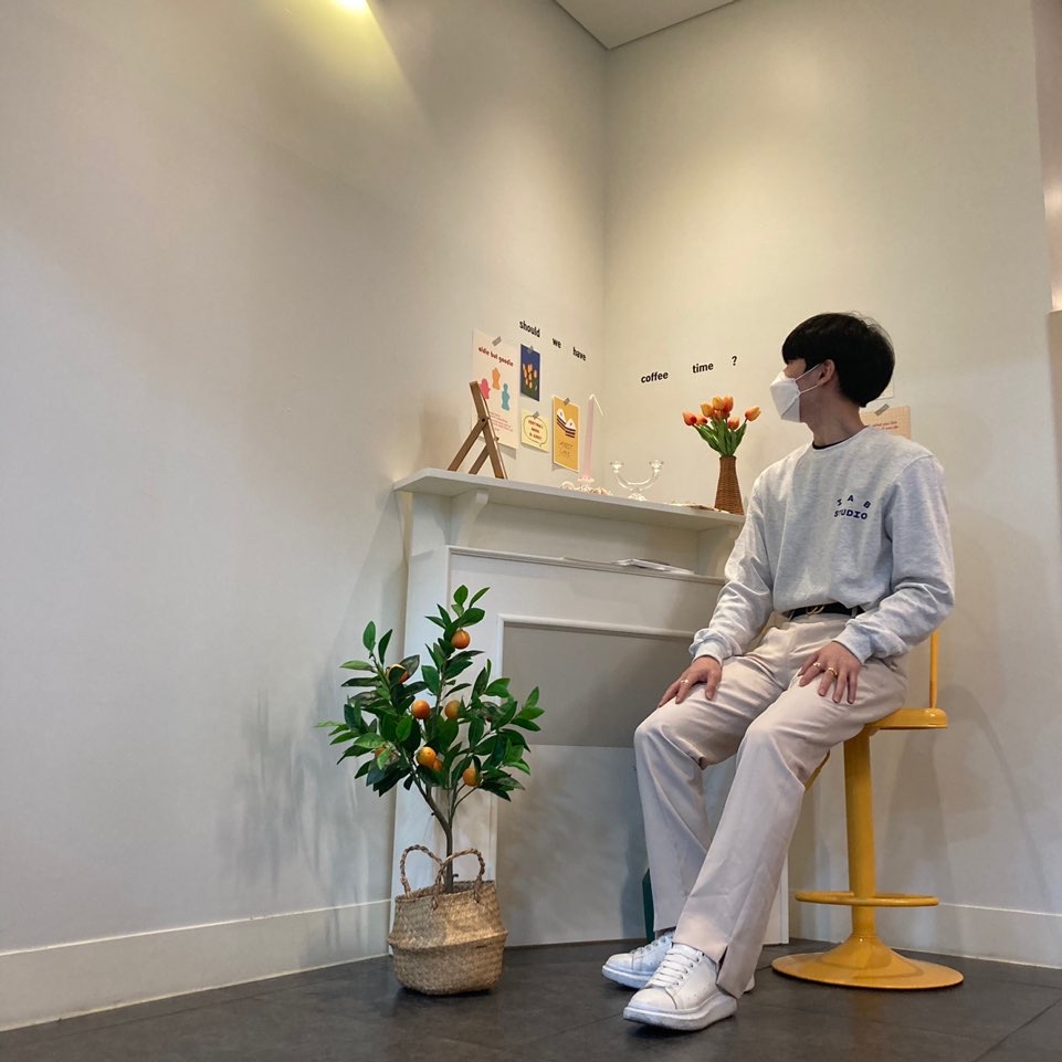 IAB Studio Long Sleeve Light Gray, Alexander McQueen Oversized Sneakers White 착용 스타일 - 2